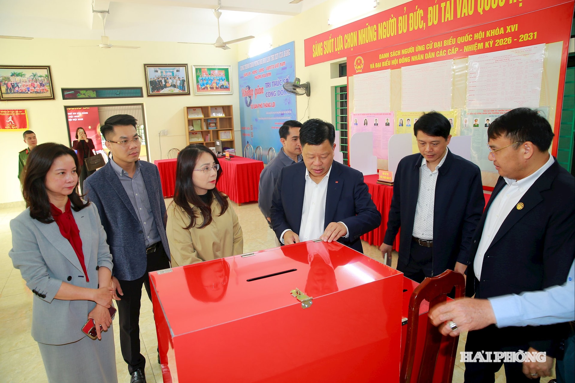 Đồng chí Lê Trung Kiên, Uỷ viên Ban Thường vụ Thành uỷ, Phó chủ tịch UBND thành phố cùng lãnh đạo các sở, ngành kiểm tra công tác chuẩn bị bầu cử tại phường Hoà Bình