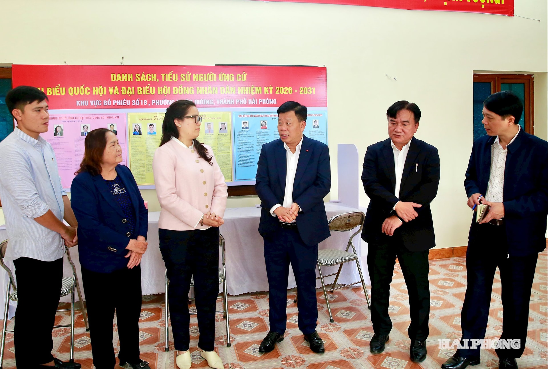Đồng chí Lê Trung Kiên, Uỷ viên Ban Thường vụ Thành uỷ, Phó chủ tịch UBND thành phố cùng lãnh đạo các sở, ngành kiểm tra công tác chuẩn bị bầu cử tại phường Thiên Hương