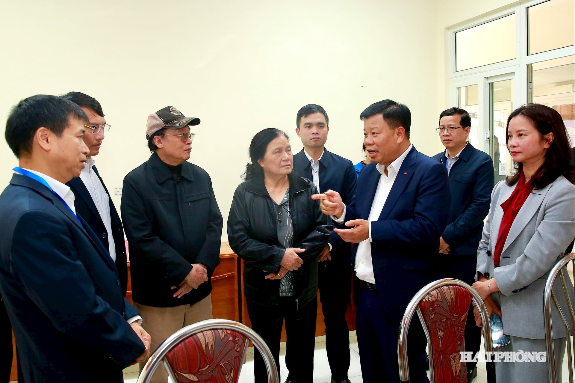 Đồng chí Lê Trung Kiên, Uỷ viên Ban Thường vụ Thành uỷ, Phó chủ tịch UBND thành phố cùng lãnh đạo các sở, ngành kiểm tra công tác chuẩn bị bầu cử tại phường Lê Chân.