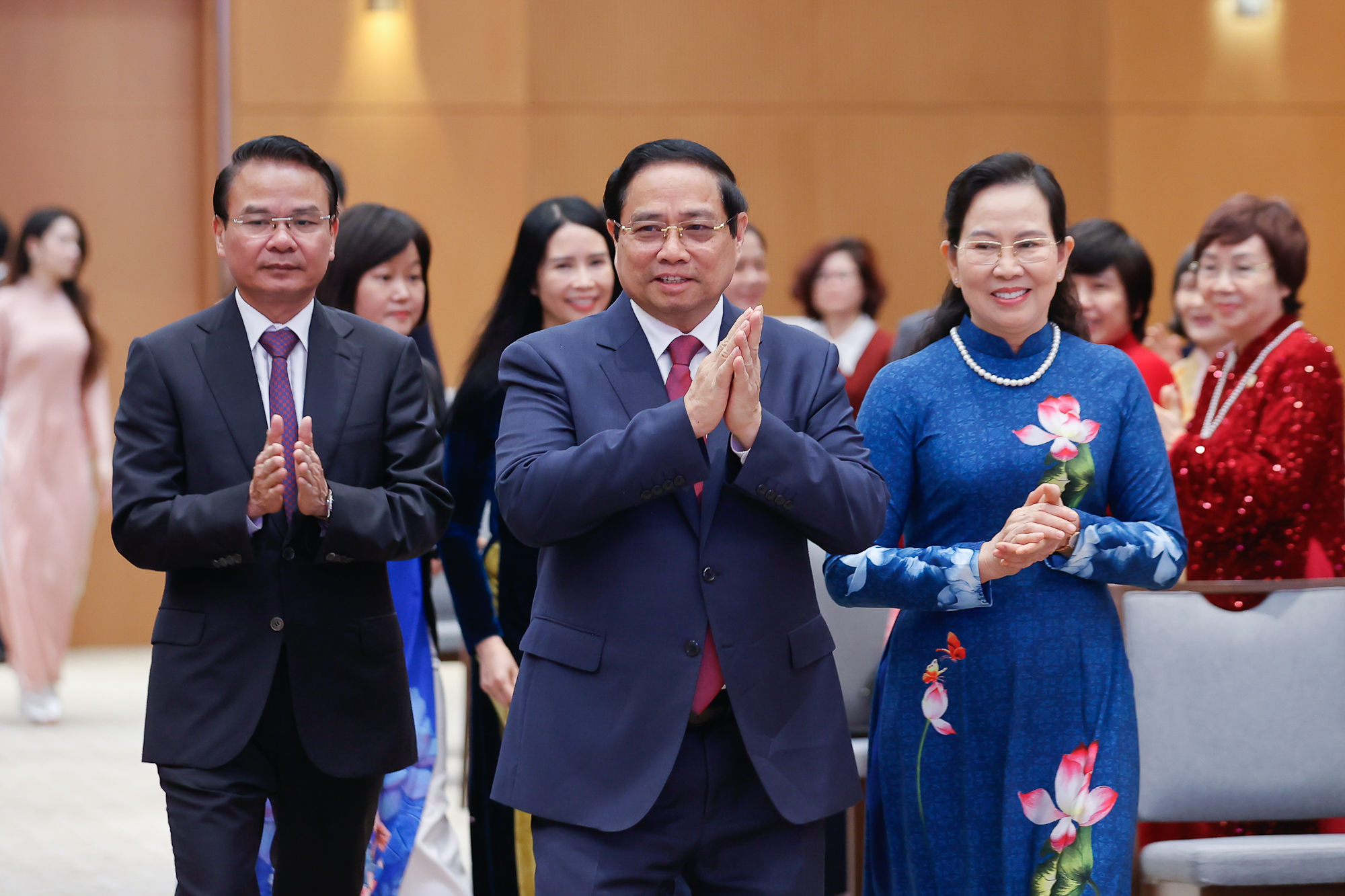 Thủ tướng: Phụ nữ Việt Nam vượt qua chính mình, trở thành lực lượng nòng cốt, nhân tố kiến tạo tiến trình đổi mới và phát triển- Ảnh 1. Thủ tướng: Phụ nữ Việt Nam vượt qua chính mình, trở thành lực lượng nòng cốt, nhân tố kiến tạo tiến trình đổi mới và phát triển- Ảnh 1.