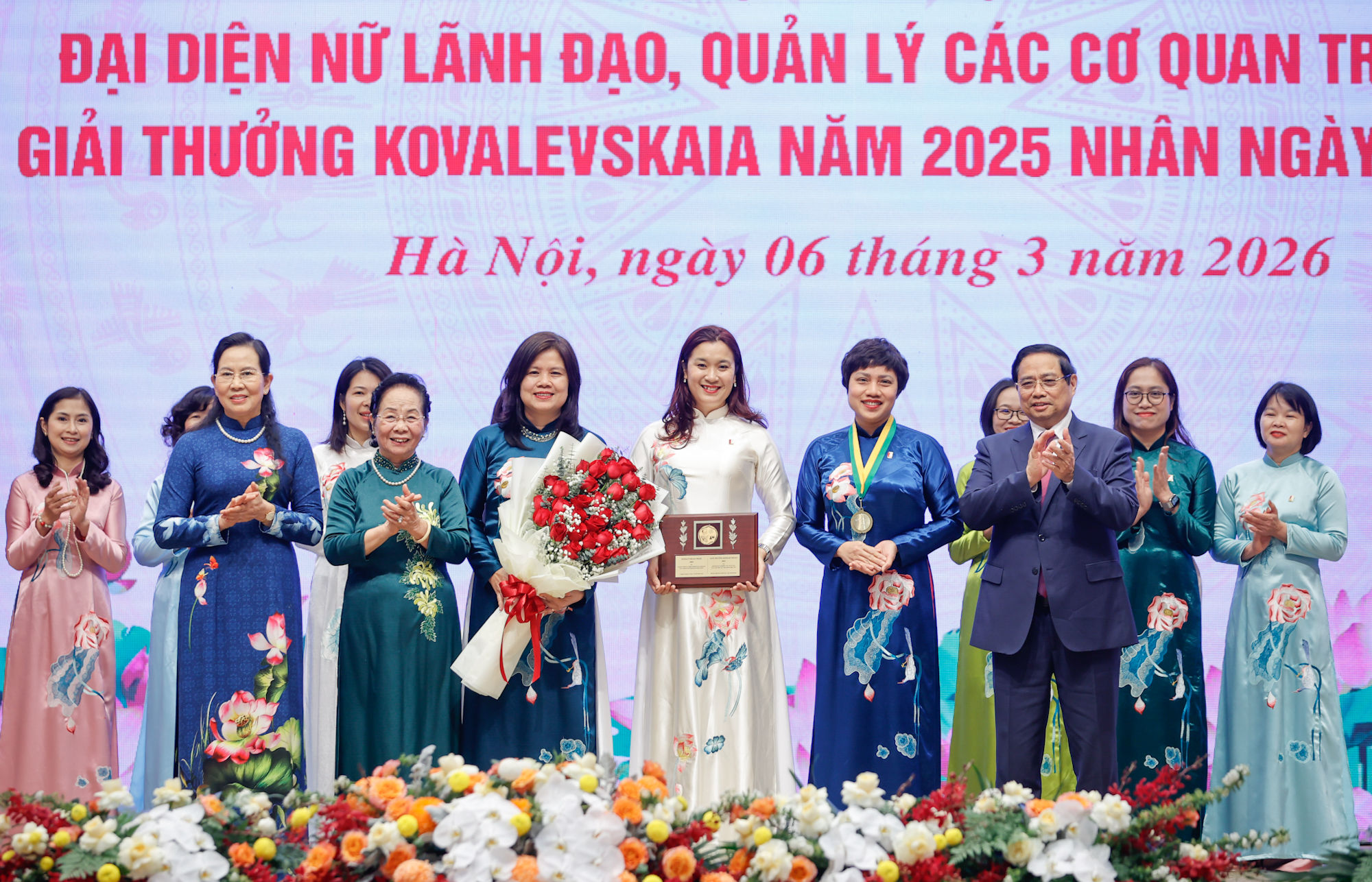 Thủ tướng: Phụ nữ Việt Nam vượt qua chính mình, trở thành lực lượng nòng cốt, nhân tố kiến tạo tiến trình đổi mới và phát triển- Ảnh 4. Thủ tướng: Phụ nữ Việt Nam vượt qua chính mình, trở thành lực lượng nòng cốt, nhân tố kiến tạo tiến trình đổi mới và phát triển- Ảnh 4.