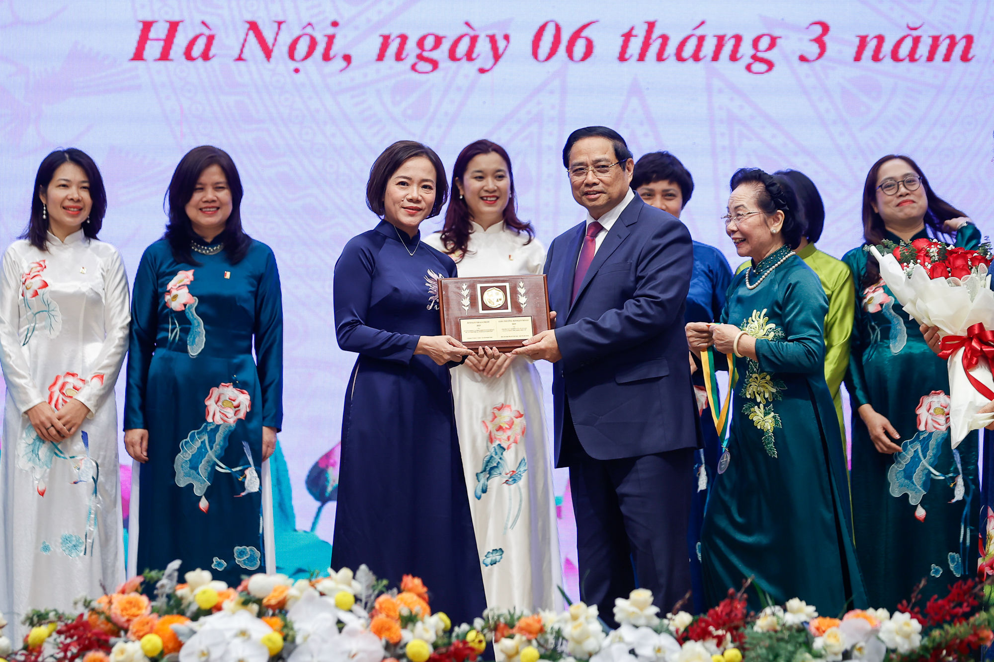 Thủ tướng: Phụ nữ Việt Nam vượt qua chính mình, trở thành lực lượng nòng cốt, nhân tố kiến tạo tiến trình đổi mới và phát triển- Ảnh 3. Thủ tướng: Phụ nữ Việt Nam vượt qua chính mình, trở thành lực lượng nòng cốt, nhân tố kiến tạo tiến trình đổi mới và phát triển- Ảnh 3.