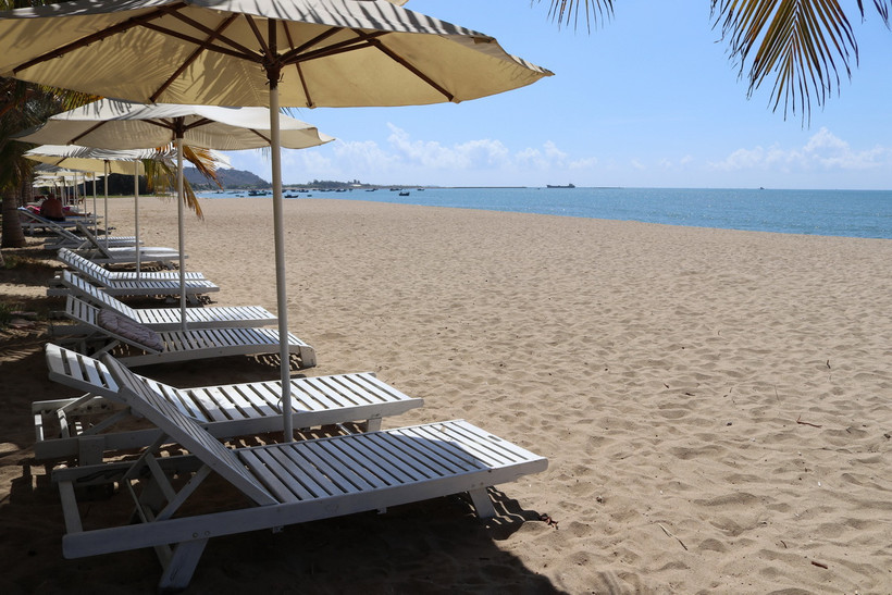 Biển Bình Sơn-Ninh Chữ được quy hoạch thành khu du lịch biển với hệ thống các bãi tắm, khu nghỉ dưỡng cao cao cấp. (Ảnh: Nguyễn Thành/TTXVN)