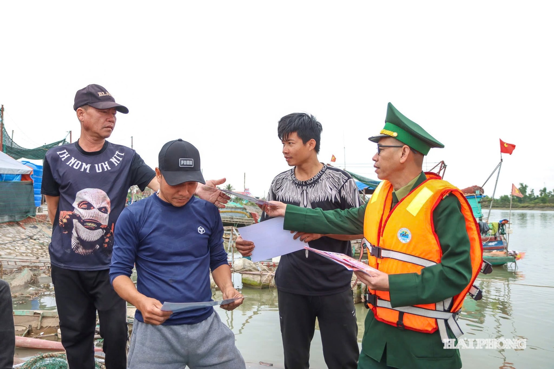 Lực lượng Bộ đội Biên phòng phối hợp địa phương tăng cường tuyên truyền về bầu cử cho ngư dân.