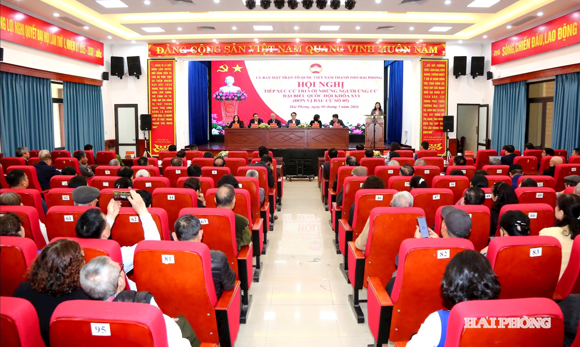 Hội nghị tiếp xúc cử tri với những người ứng cử Đại biểu Quốc hội khóa XVI đơn vị bầu cử số 05.