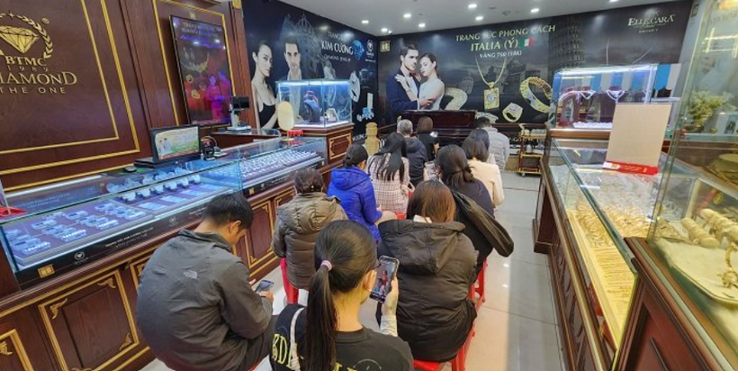 Giá vàng trong nước nước giảm mạnh, giao dịch ở mức gần 184 triệu đồng. (Ảnh: Vietnam+)