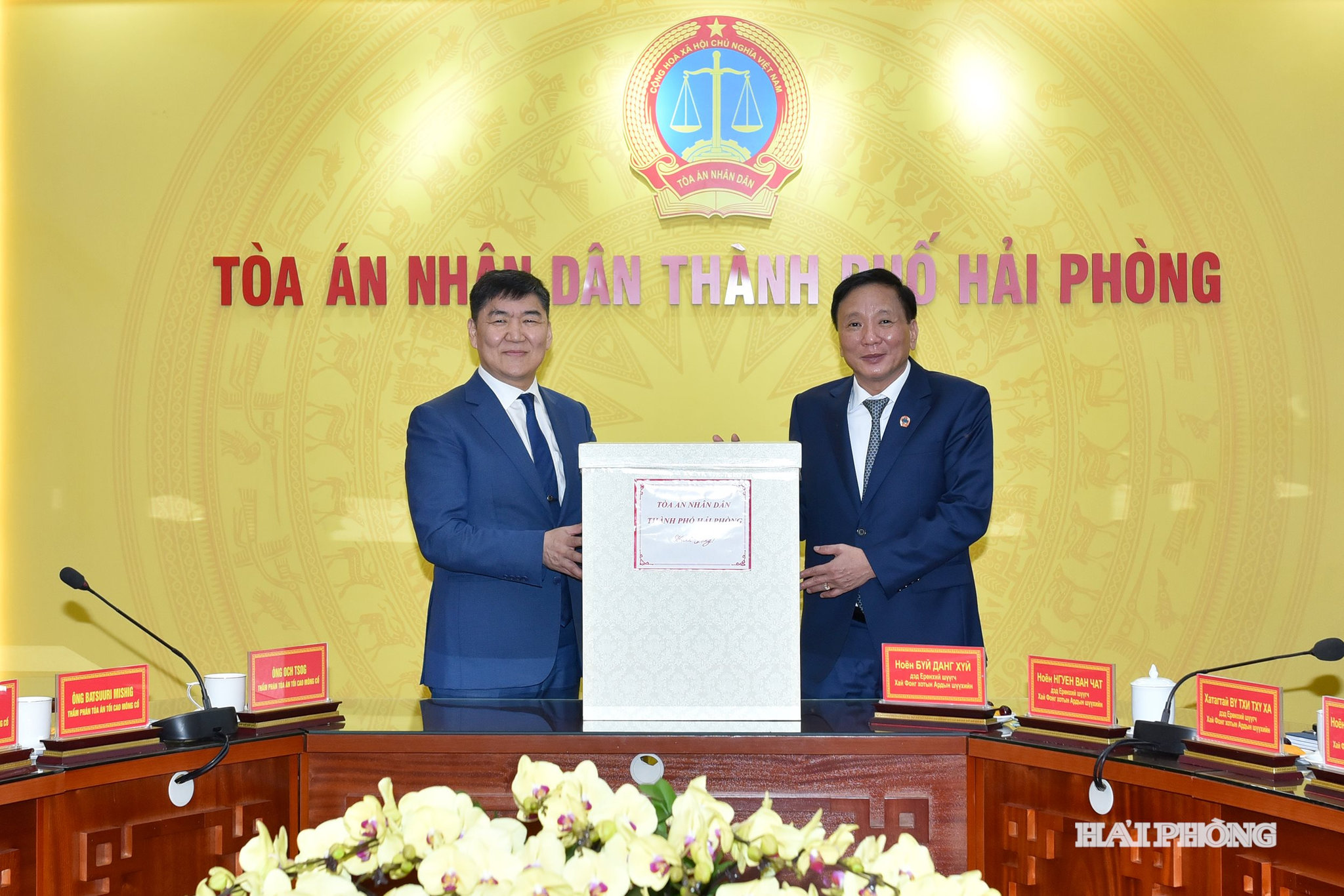 Đồng chí Lưu Tuấn Dũng, Chánh án Toà án nhân dân thành phố Hải Phòng tặng quà ông Ganzorig Damdin, Chánh án Tòa án tối cao Mông Cổ.