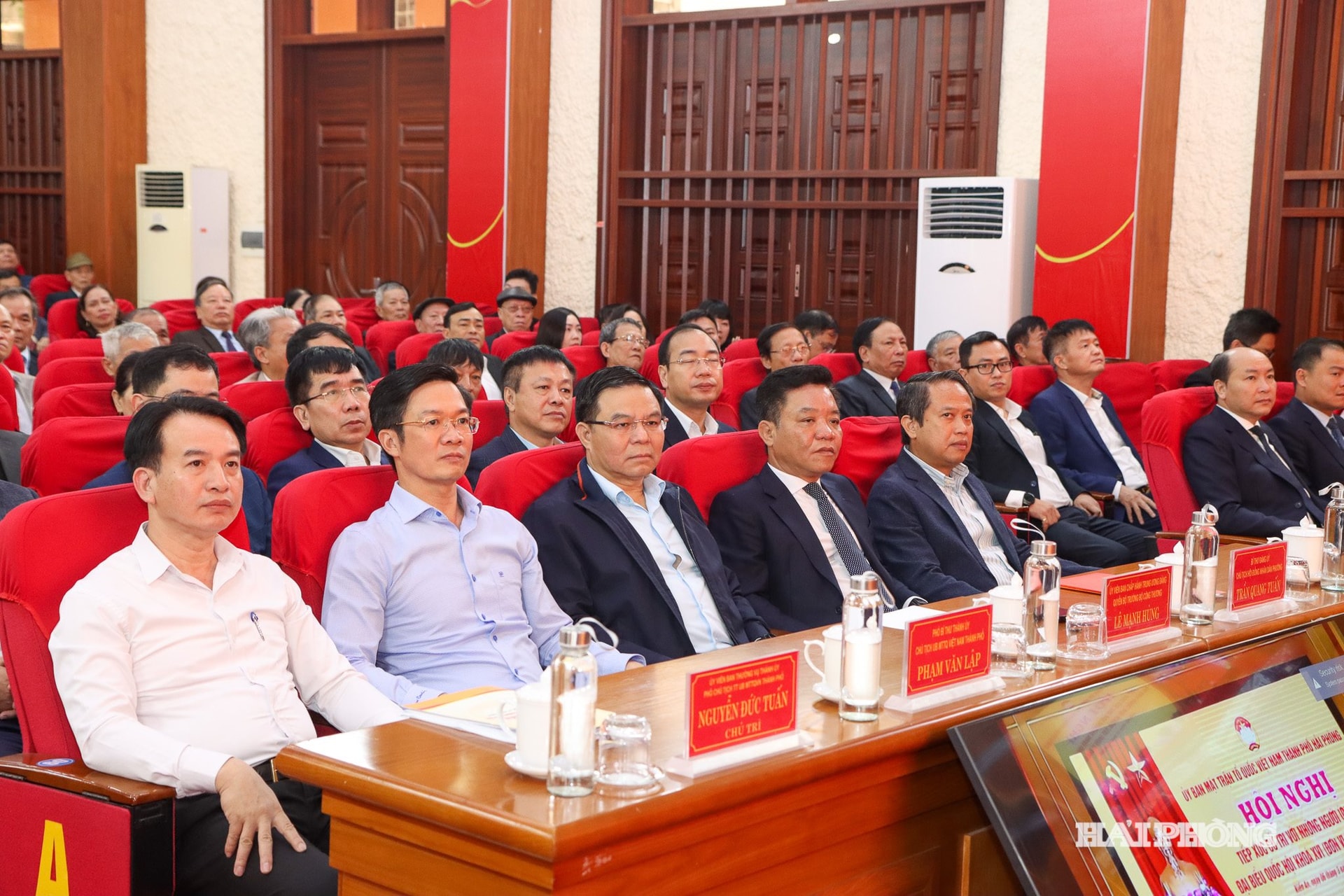 Các đồng chí lãnh đạo, đại biểu dự hội nghị