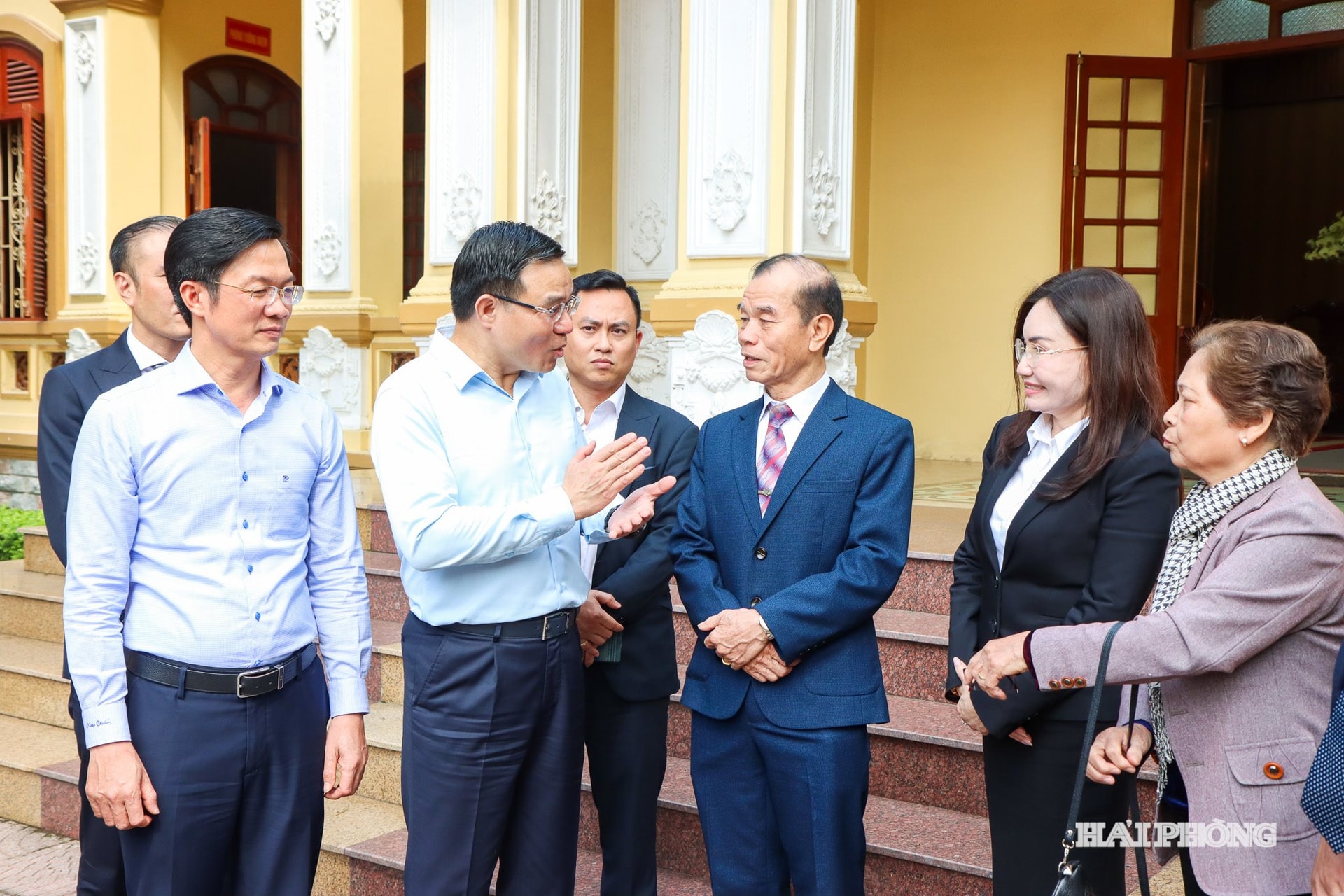 Đồng chí Lê Mạnh Hùng, Uỷ viên Trung ương Đảng, Quyền Bộ trưởng Bộ Công thương cùng các ứng cử viên Đại biểu Quốc hội trao đối với các cử tri phường Kiến An