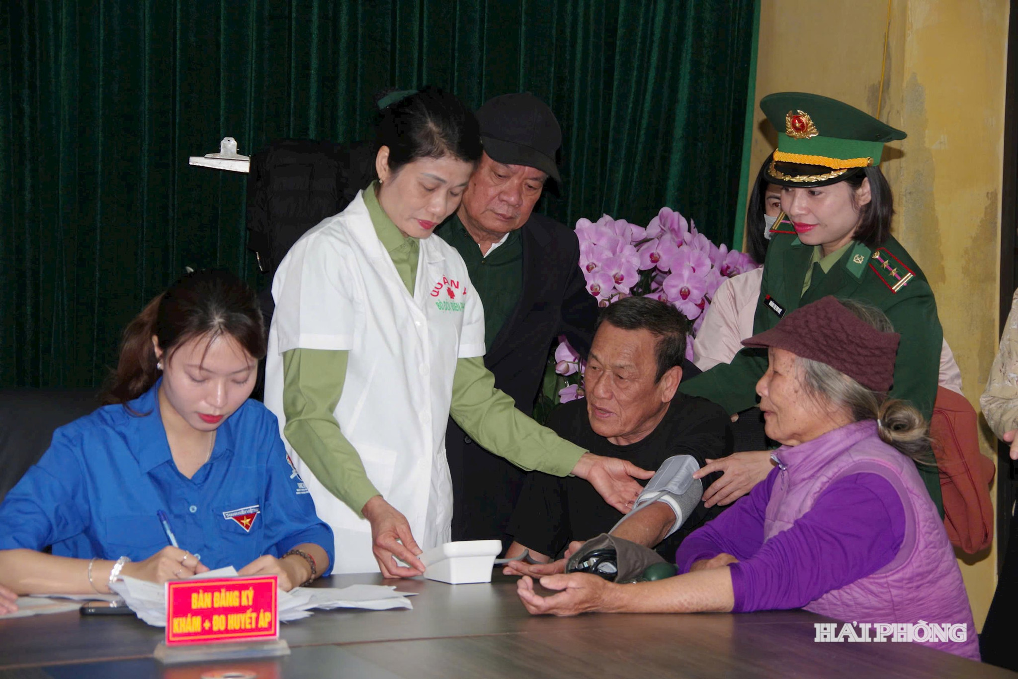 Các y, bác sĩ Bệnh viện Hữu nghị Việt Tiệp và quân y các đồn biên phòng khám bệnh, tư vấn cho người dân