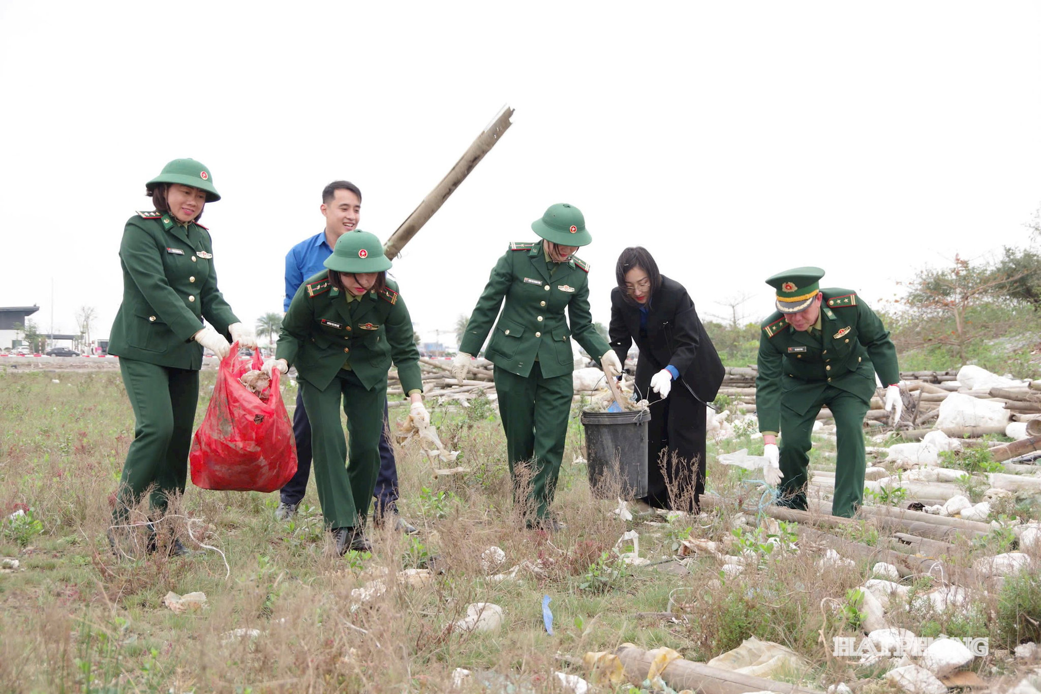 Đoàn thanh niên các đơn vị tích cực tham gia hưởng ứng chiến dịch “Hãy làm sạch biển” tại khu vực bến Phà, đặc khu Cát Hải