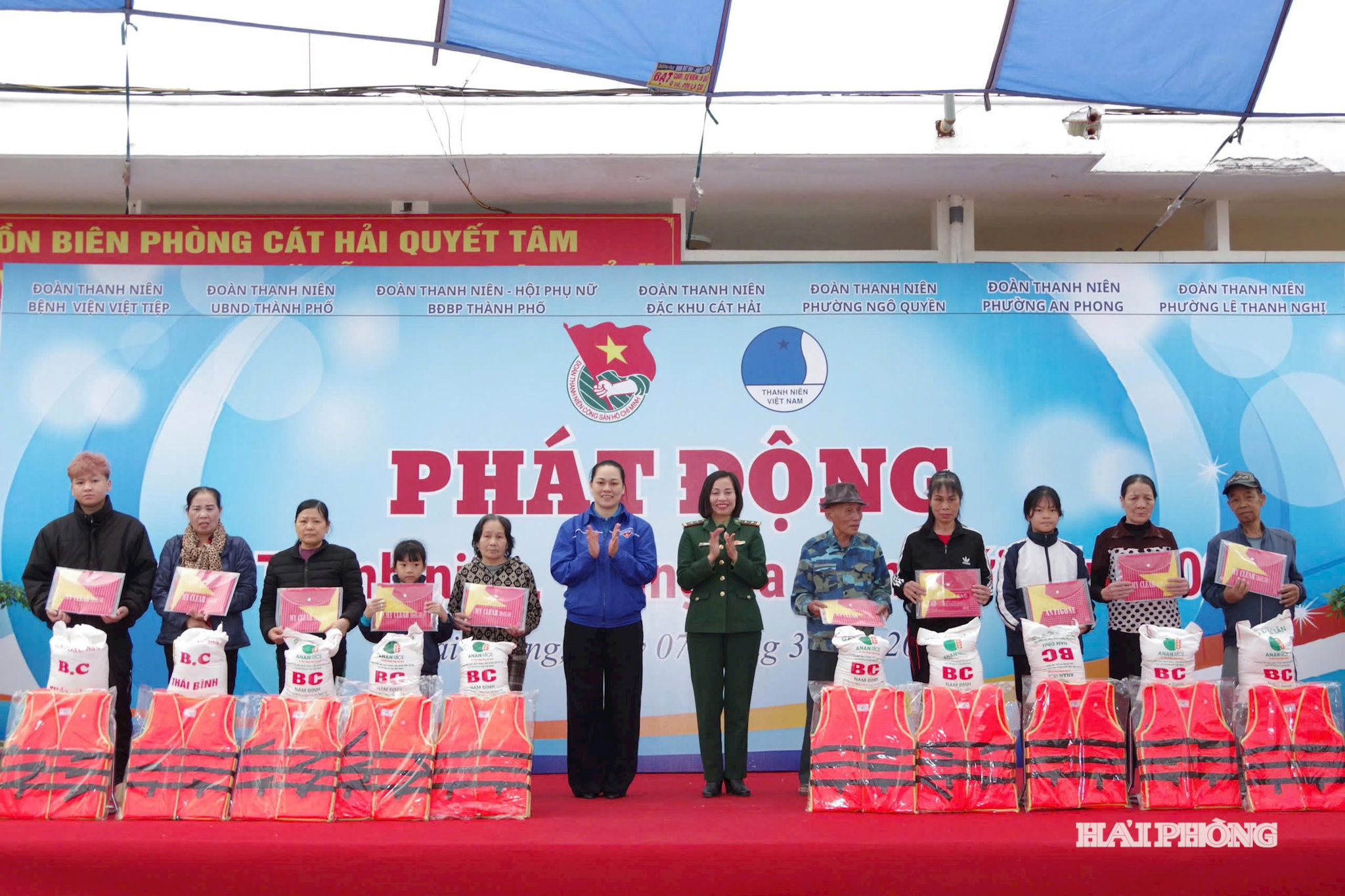 Đại diện Hội Phụ nữ BĐBP thành phố và Đoàn Thanh niên đặc khu Cát Hải trao quà cho các hộ gia đình khó khăn và ngư dân trên địa bàn đặc khu Cát Hải