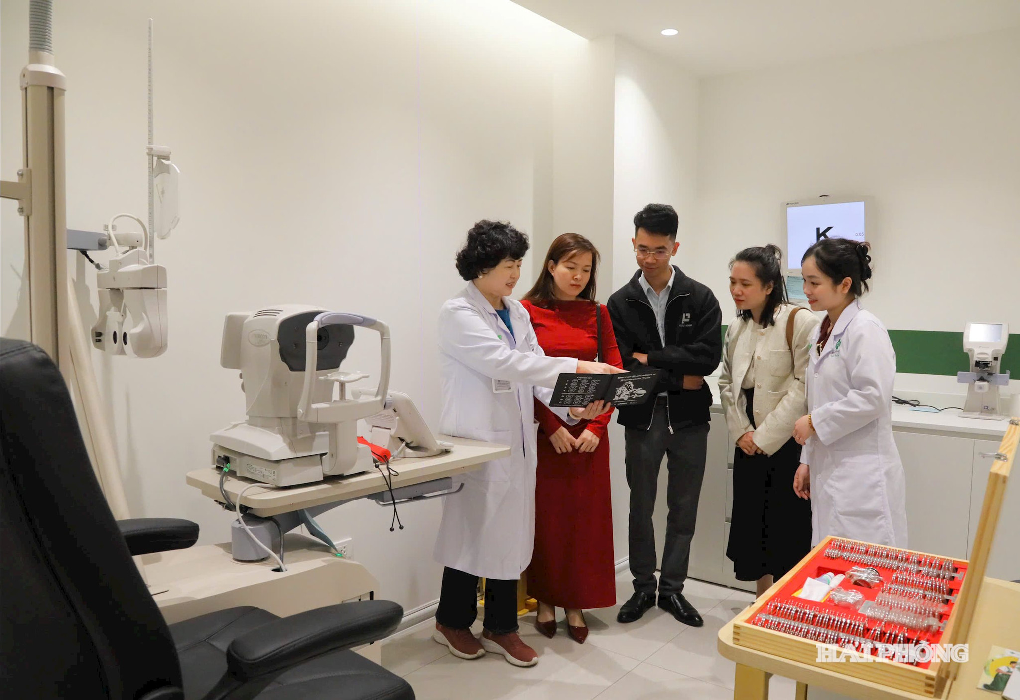 ảnh báo in: Bệnh viện Mắt Sài Gòn Hải Dương có hệ thống trang thiết bị hiện đại, đội ngũ bác sĩ, nhân viên y tế giàu kinh nghiệm.