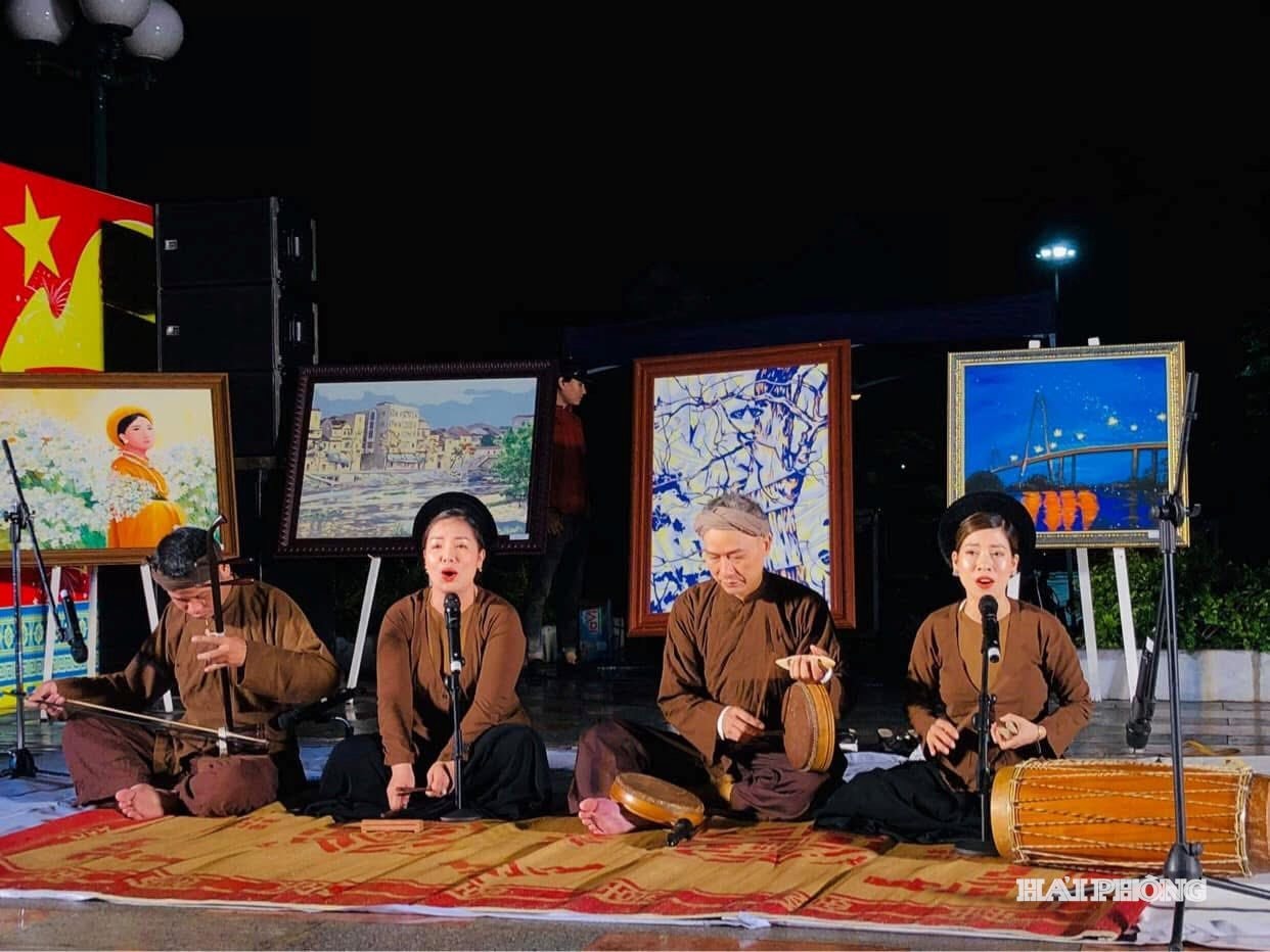 The artists performing in the Hai Phong Xam Singing Show