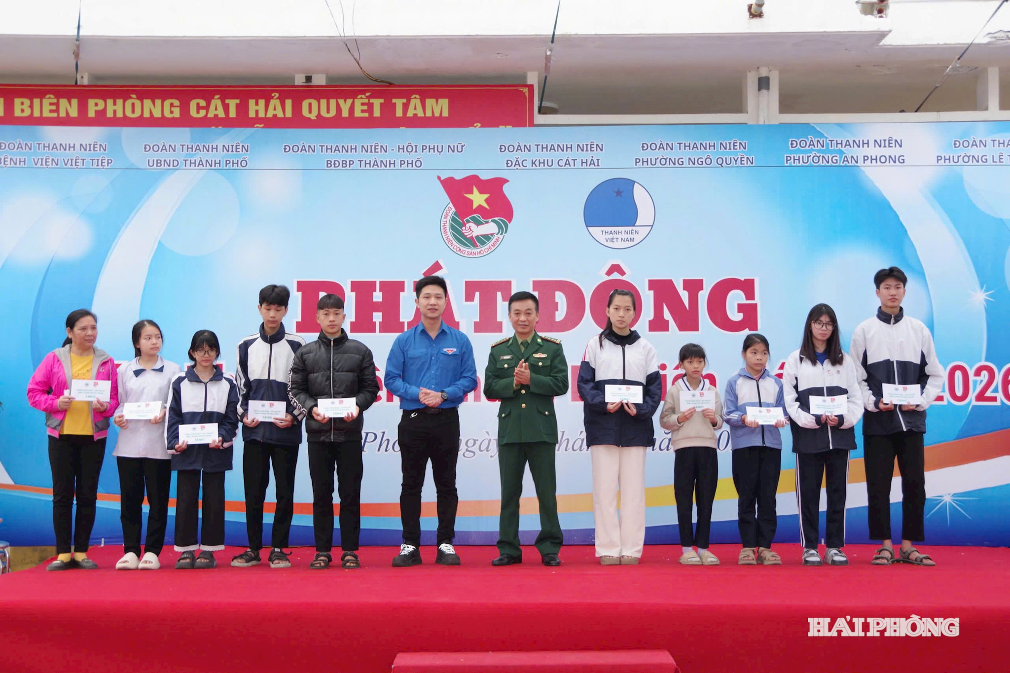 Đại tá Kiều Mạnh Hiệp, Phó chính ủy Bộ đội Biên phòng thành phố Hải Phòng trao quà cho các em học sinh có hoàn cảnh khó khăn trên địa bàn đặc khu Cát Hải
