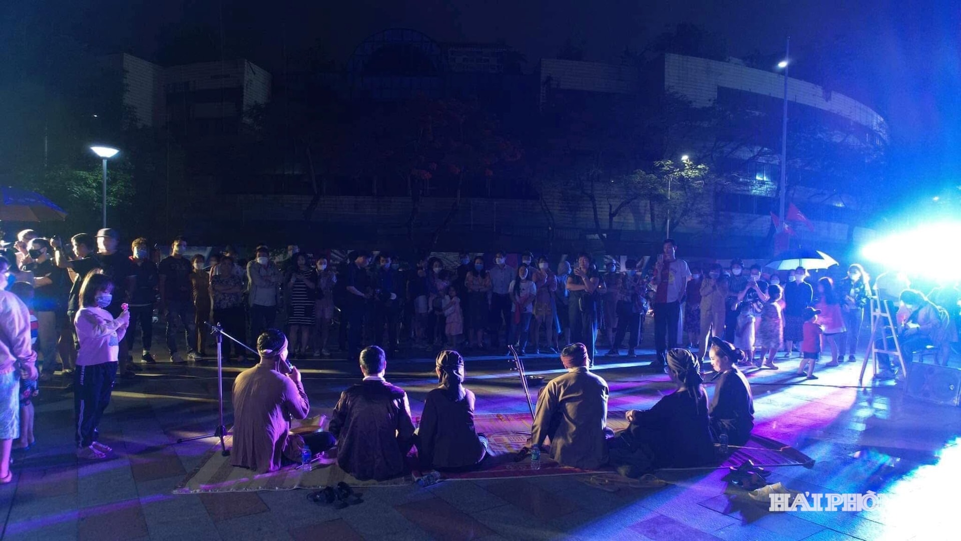 Many locals and tourists came to enjoy the Xam singing style.