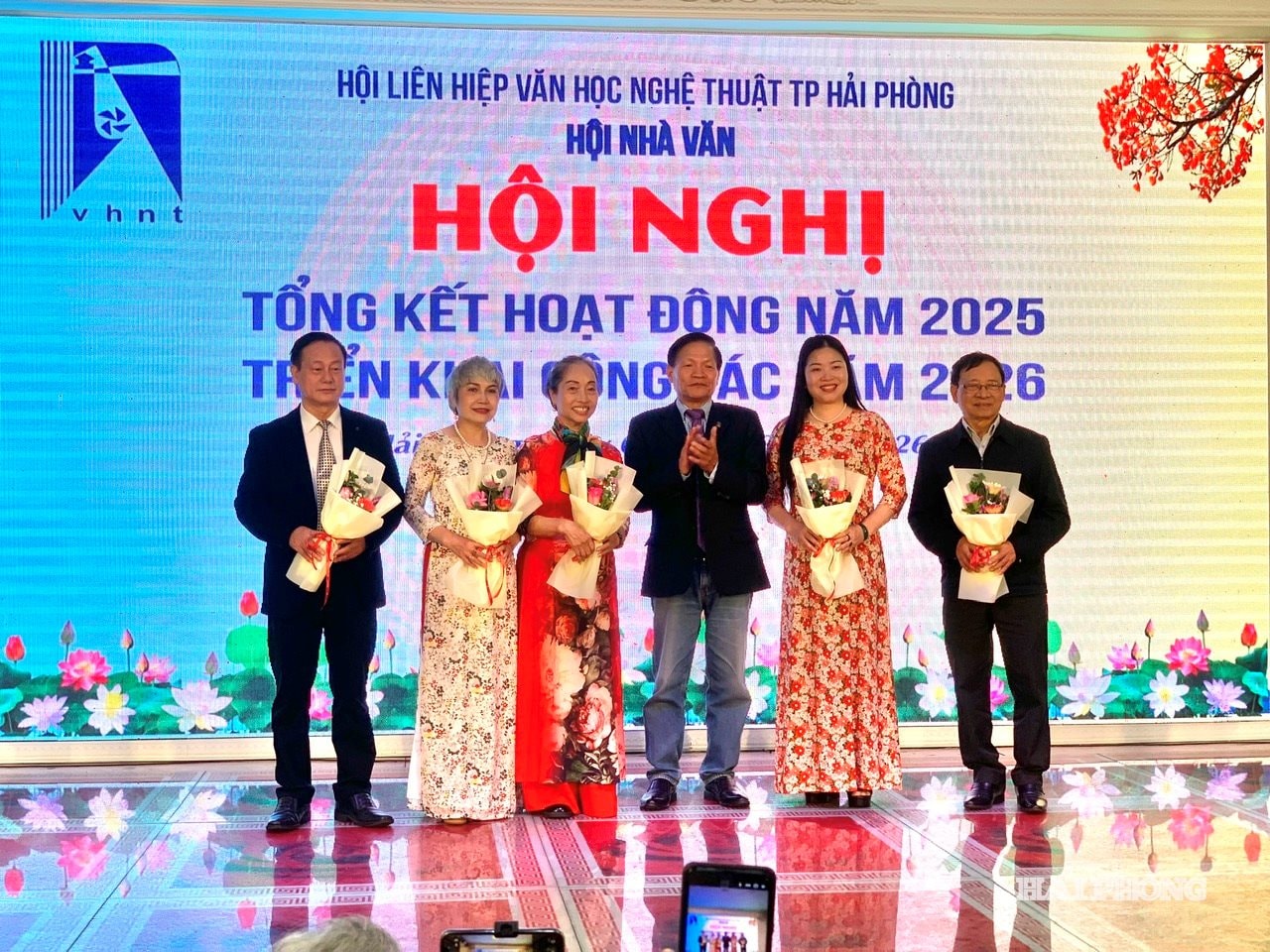 Hội Nhà văn Hải Phòng kết nạp hội viên mới