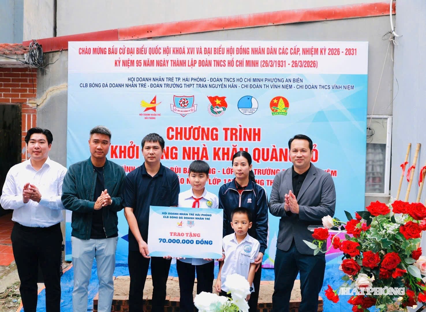 Đại diện Câu lạc bộ Bóng đá doanh nhân trẻ thành phố tặng kinh phí hỗ trợ xây nhà.