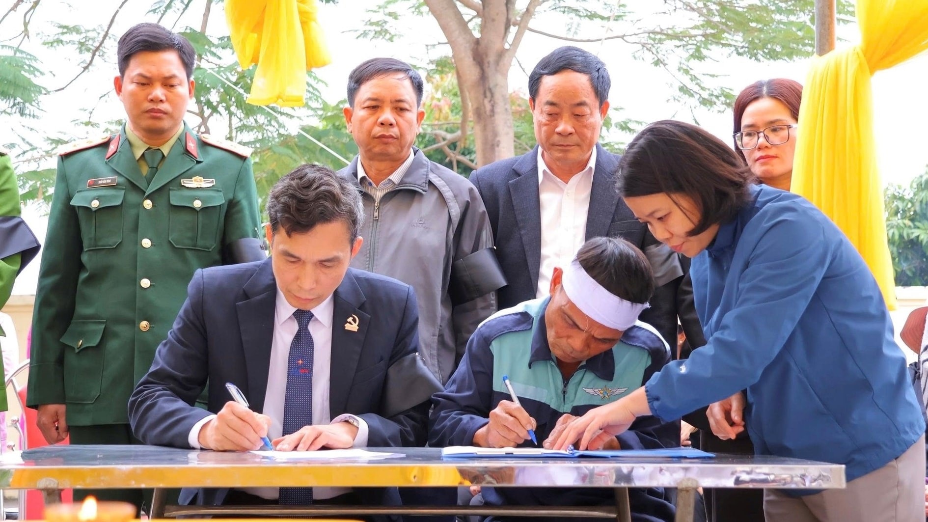 ການນຳຂອງຕາແສງຮ່າດົງ ໄດ້ລົງນາມໃນເອກະສານມອບສົ່ງ ແລະ ຮັບເອົາອັດຖິຂອງທະຫານທີ່ເສຍຊີວິດກັບຄືນບ້ານເກີດເມືອງນອນ.