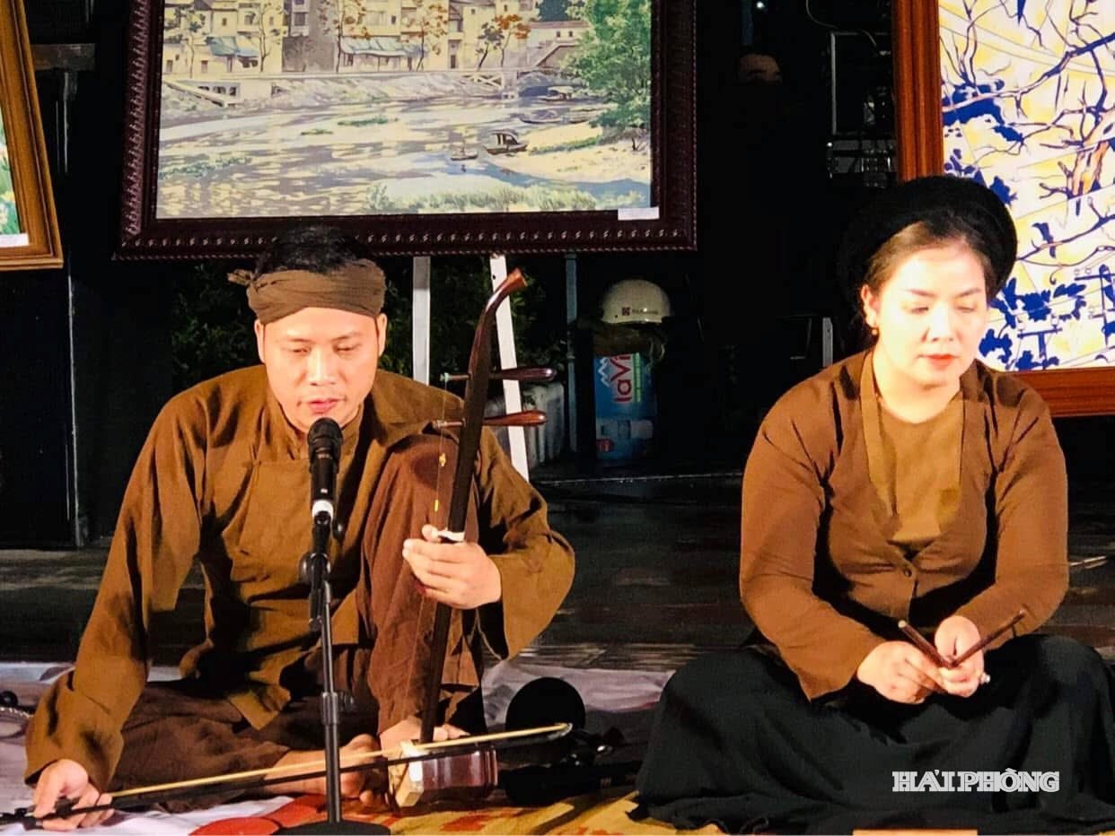Artist Dao Bach Linh (on the left) performing at the Xam performance venue.
