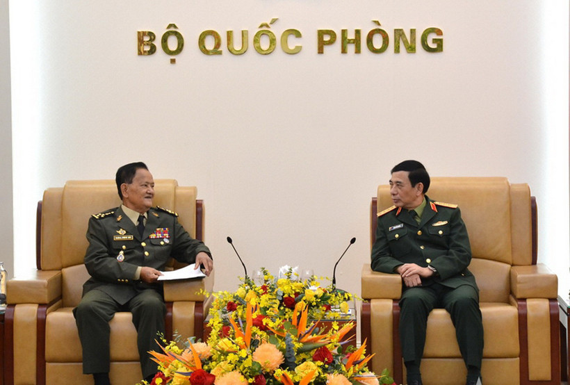 Đại tướng Phan Văn Giang trao đổi cùng Đại tướng Prum Din. (Nguồn: Báo Quân đội Nhân dân)