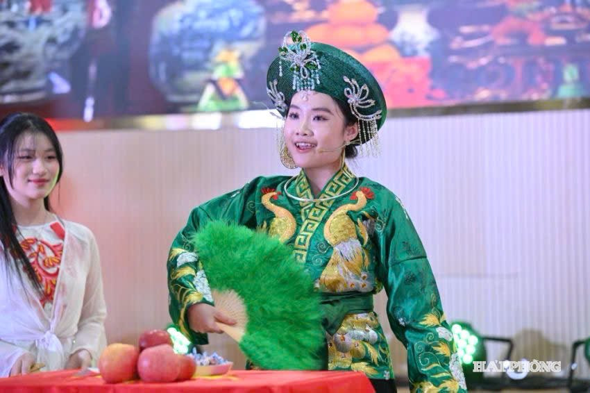 Huyền Trang mang nghệ thuật Chầu văn lên sân khấu nước bạn