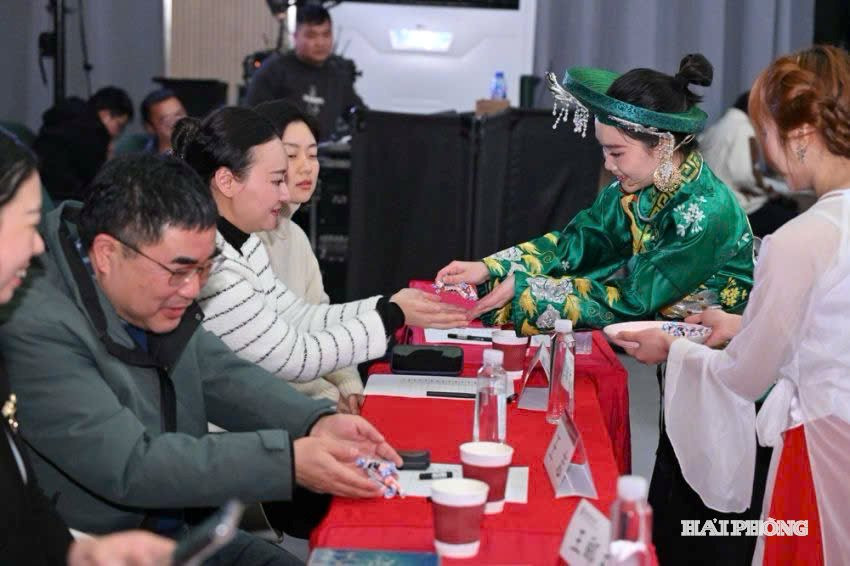 Huyền Trang tái hiện lại khung cảnh tán lộc - một hình ảnh điển hình trong nghệ thuật Chầu văn