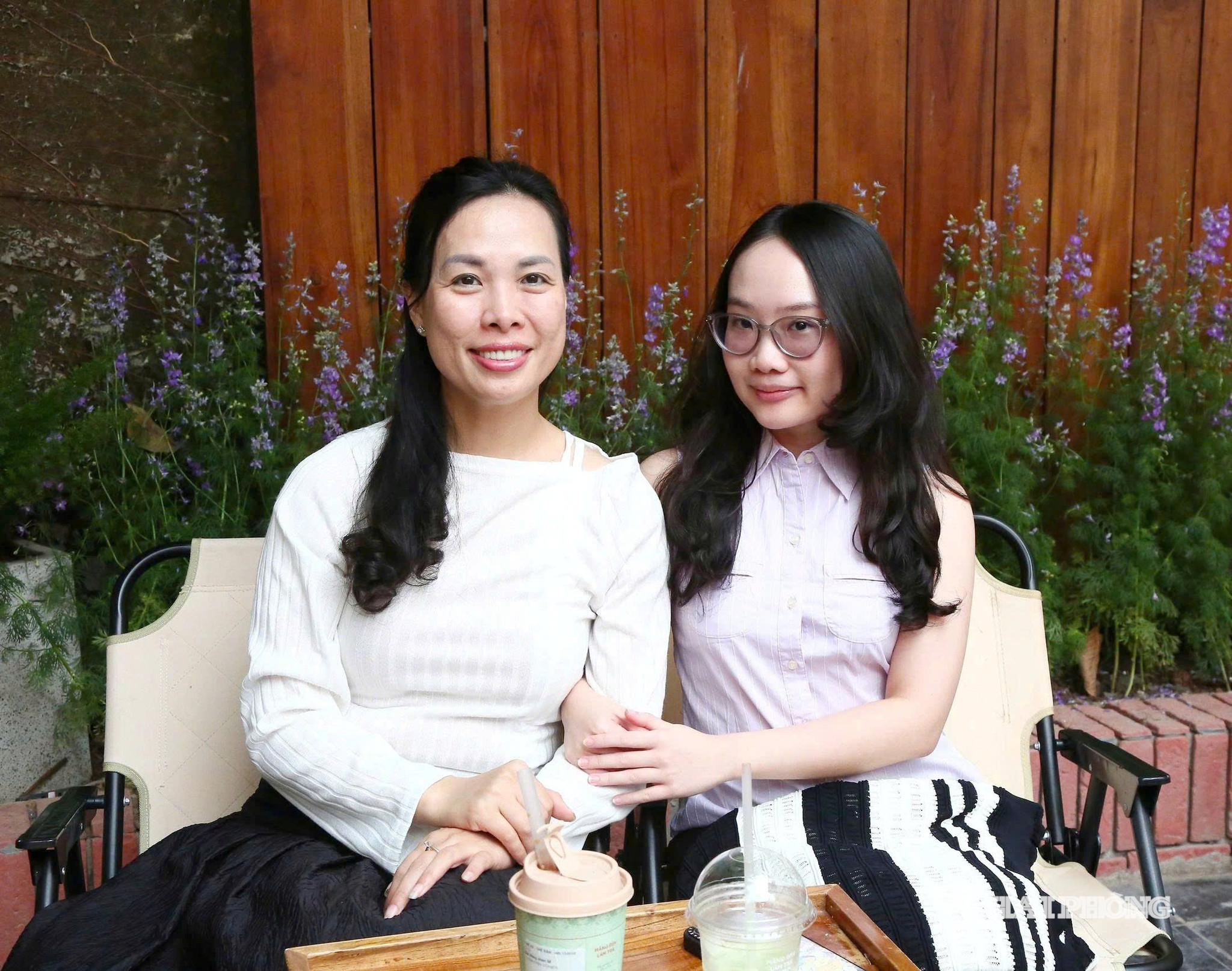Huyền Trang và cô giáo Tô Vân Thúy, giáo viên chủ nhiệm 3 năm học tại lớp chuyên Trung, Trường THPT Chuyên Trần Phú