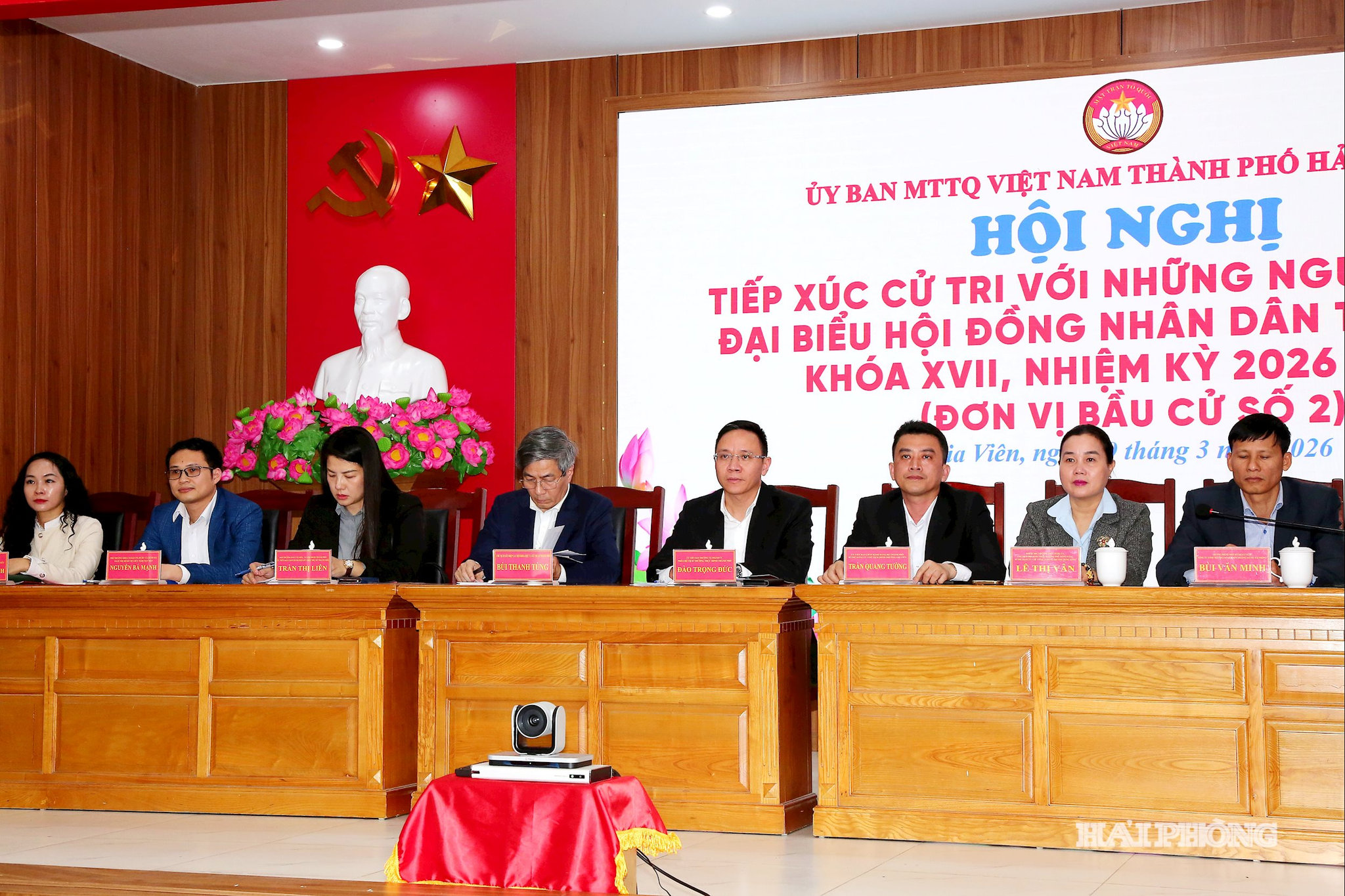 Các ứng cử viên tại Hội nghị tiếp xúc cử tri với những người ứng cử đại biểu HĐND thành phố khóa XVI , nhiệm kỳ 2026-2031 đơn vị bầu cử số 02.