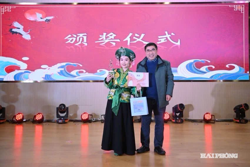 Trưởng Ban Giám khảo trao cúp Á quân tặng thí sinh Đỗ Thị Huyền Trang