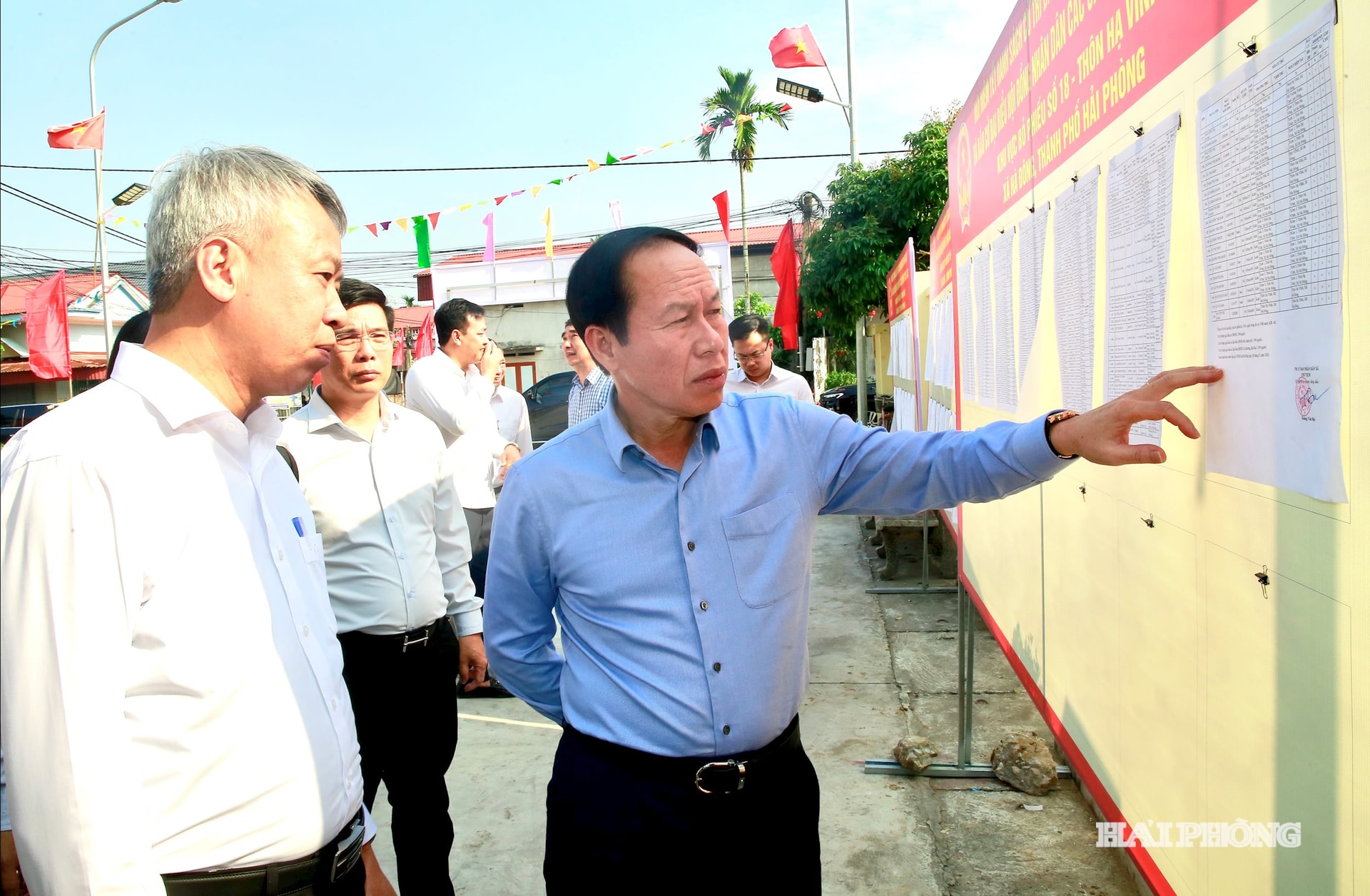 Đồng chí Lê Tiến Châu, Uỷ viên Trung ương Đảng, Bí thư Thành uỷ, Trưởng đoàn đại biểu Quốc hội Hải Phòng cùng lãnh đạo các sở, ngành kiểm tra công tác chuẩn bị bầu cử tại xã Hà Đông