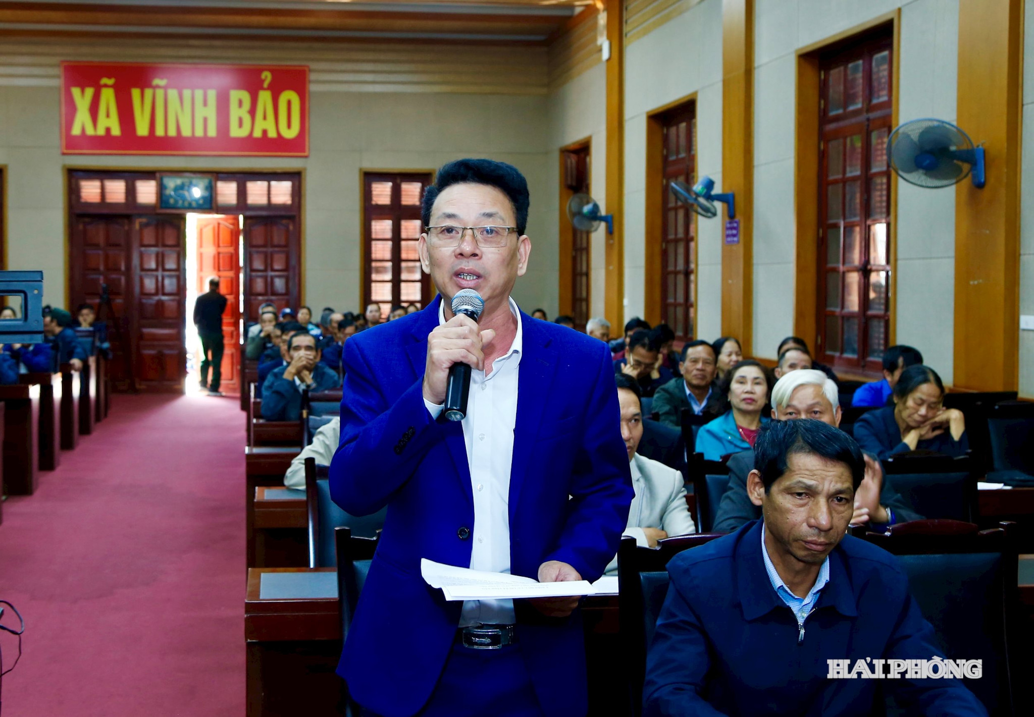 Cử tri xã Vĩnh Bảo phát biểu ý kiến tại hội nghị.
