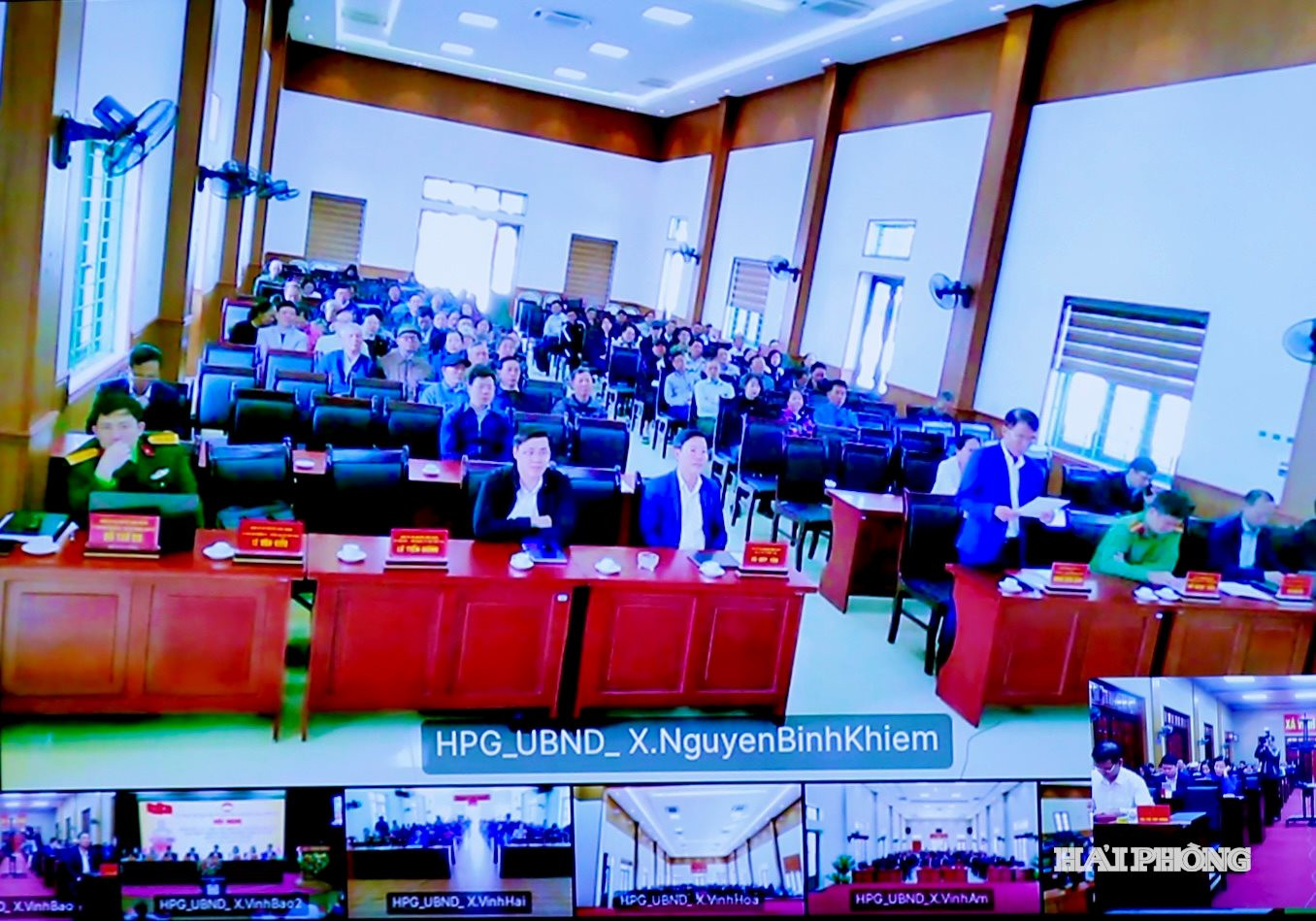 Các cử tri dự và phát biểu ý kiến trực tuyến tại các điểm cầu các xã.