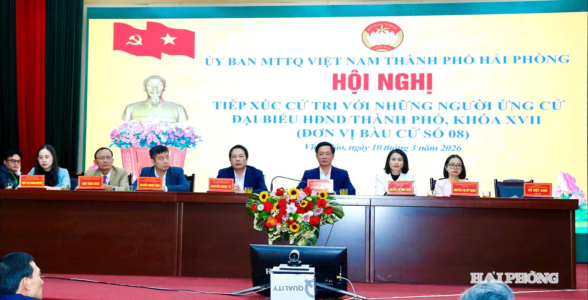 Đồng chí Phạm Văn Lập, Phó bí thư Thành ủy, Chủ tịch Mặt trận Tổ quốc Việt Nam thành phố cùng các ứng cử đại biểu HĐND thành phố, khóa XVII tiếp xúc cử tri tại đơn vị bầu cử số 8.