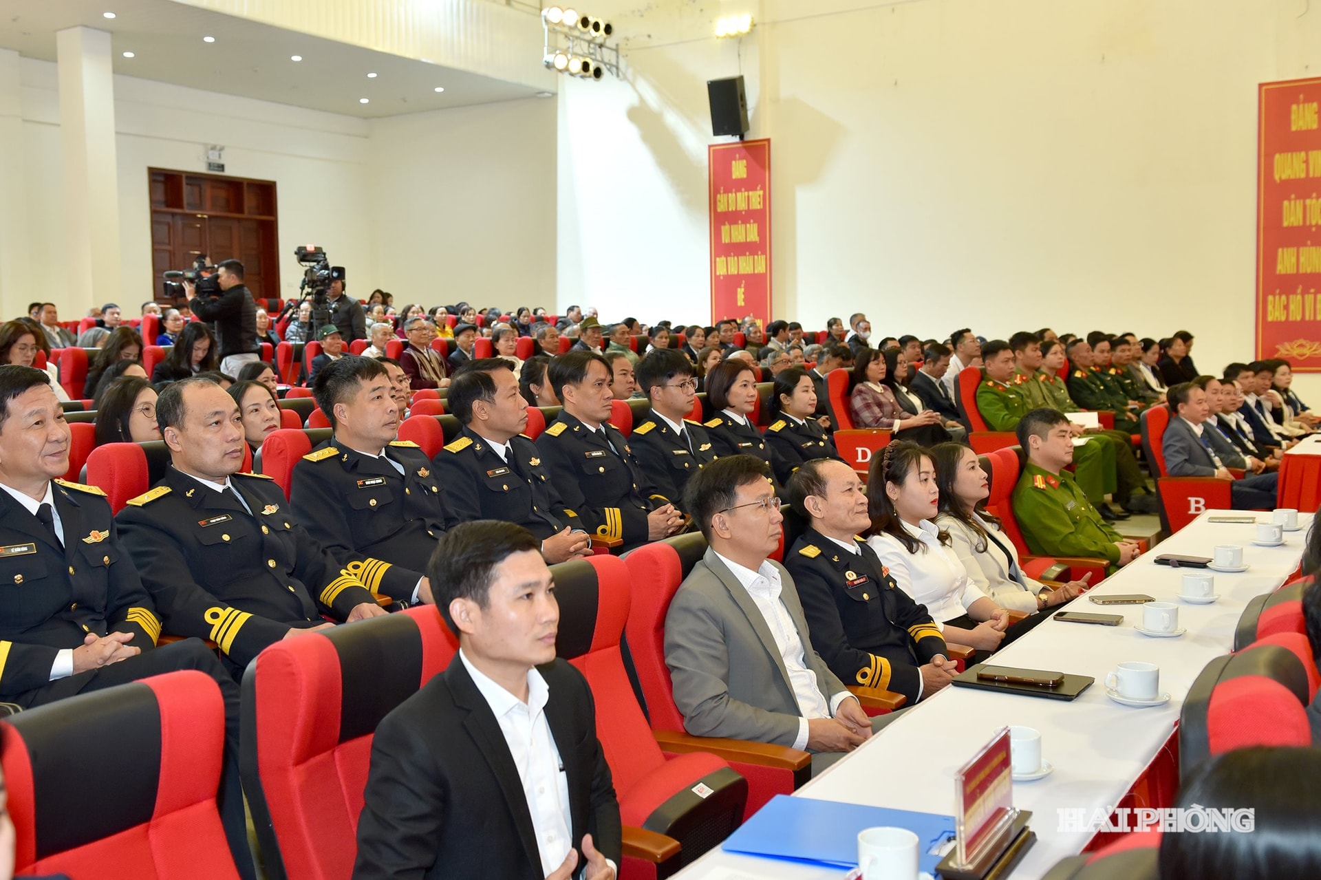 Các cử tri dự tại điểm cầu phường Hưng Đạo.