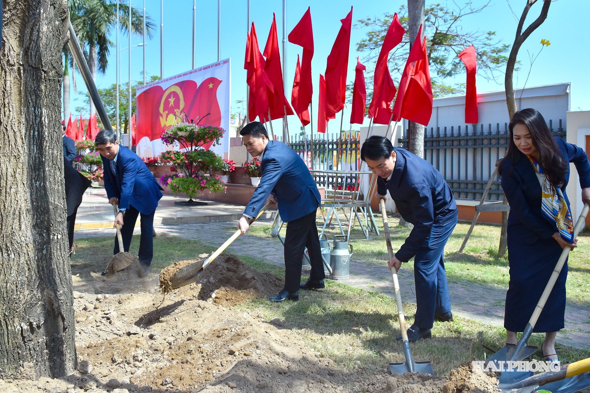 Đồng chí Lê Ngọc Châu, Ủy viên Trung ương Đảng, Phó Bí thư Thành uỷ, Chủ tịch UBND thành phố cùng các đại biểu trồng cây tại khuôn viên trụ sở phường Hưng Đạo.