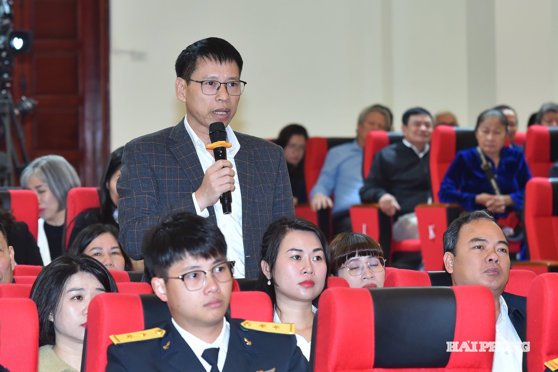 Cử tri phường Hưng Đạo nêu kiến nghị tại cuộc tiếp xúc.