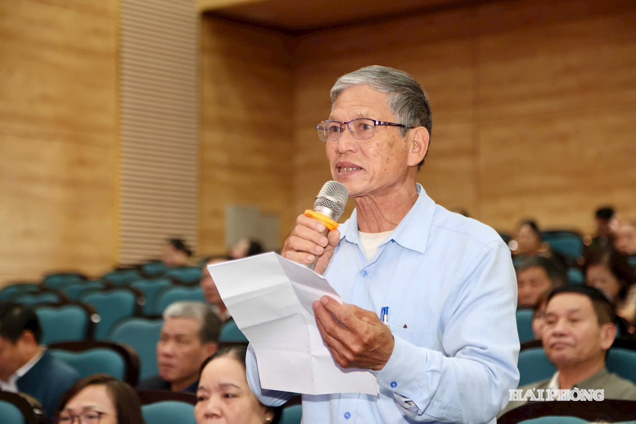 Cử tri phường An Dương phát biểu ý kiến tại hội nghị.