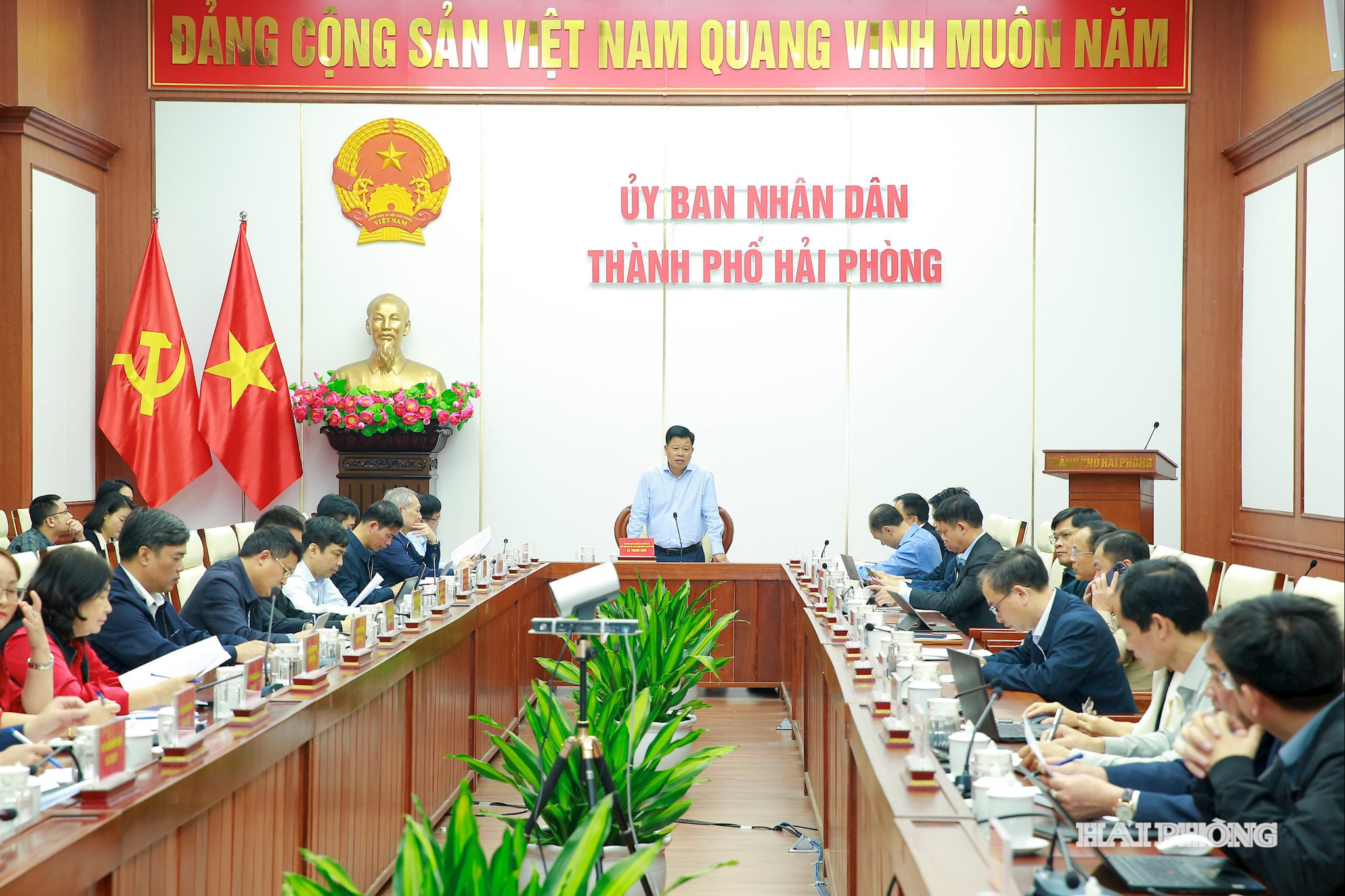 Đồng chí Lê Trung Kiên, Uỷ viên Ban Thường vụ Thành uỷ, Phó chủ tịch UBND thành phố phát biểu kết luận cuộc họp.