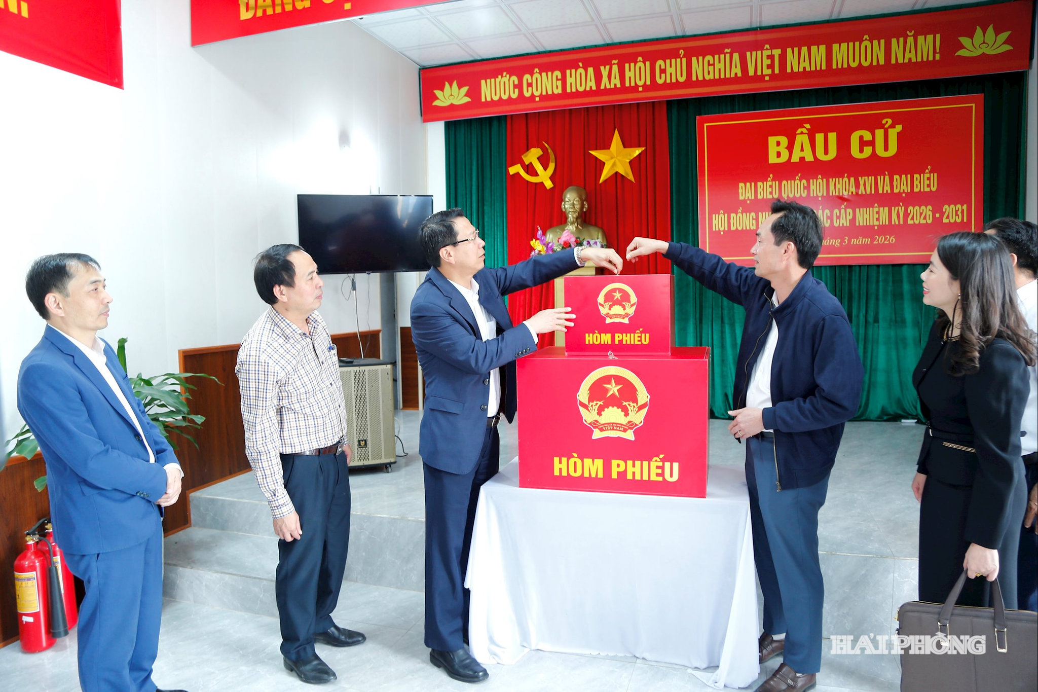 Đồng chí Bùi Đức Quang, Phó chủ tịch HĐND thành phố Kiểm tra công tác chuẩn bị phục vụ bầu cử tại điểm bầu cử tại xã Tân Minh.