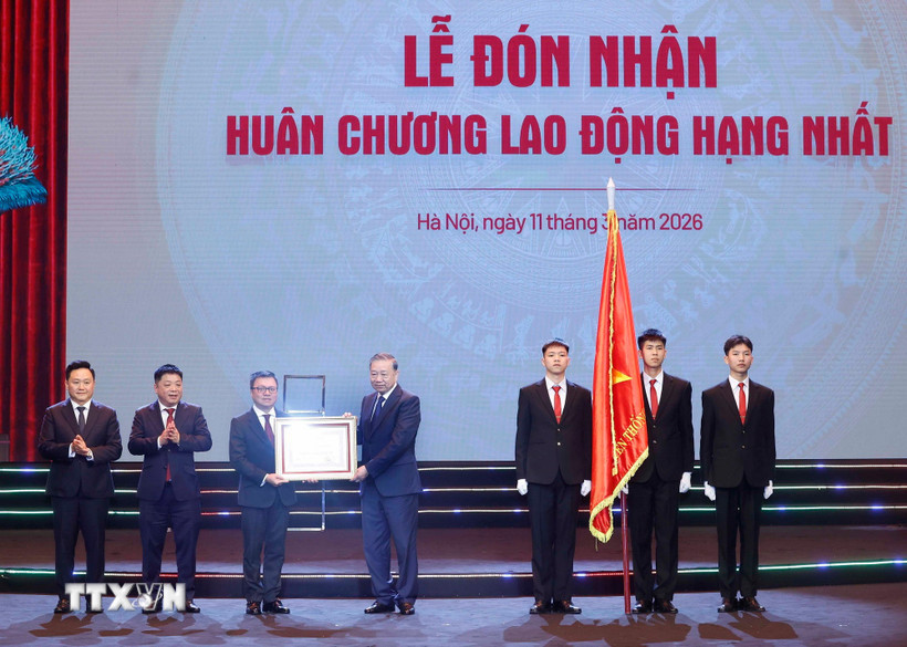 Tổng Bí thư Tô Lâm trao Huân chương Lao động hạng Nhất tặng Báo Nhân Dân. (Ảnh: Thống Nhất/TTXVN)
