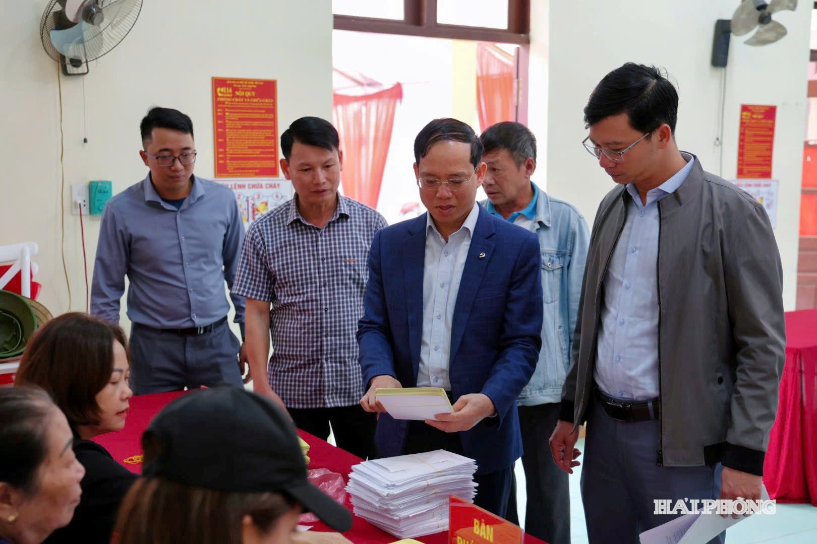 Lãnh đạo phường Nam Triệu cùng các cán bộ, đoàn thể phường kiểm tra các nội dung sẵn sàng cho ngày bầu cử.