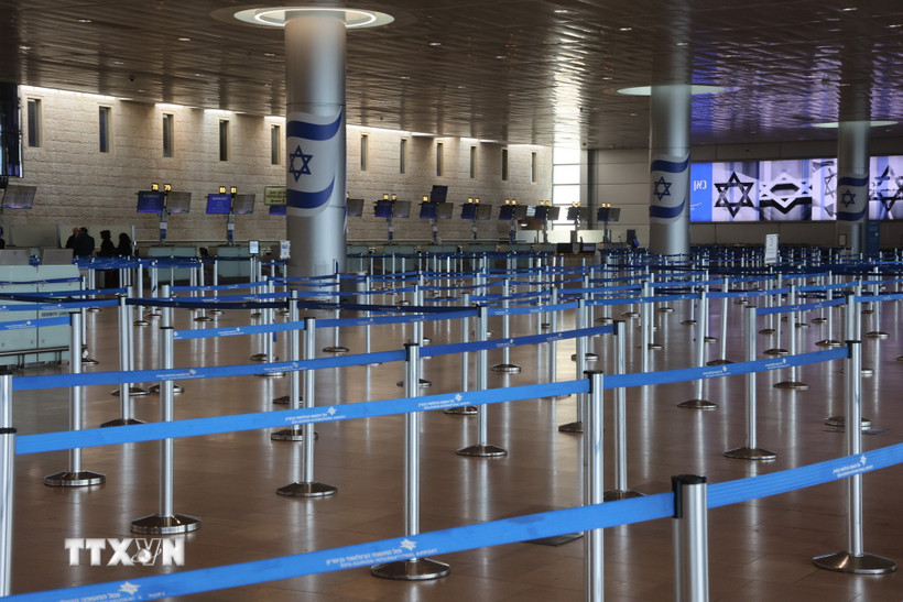 Cảnh vắng vẻ tại sân bay quốc tế Ben Gurion gần Tel Aviv, Israel khi nước này đóng cửa không phận, ngày 28/2/2026. (Nguồn: THX/TTXVN)