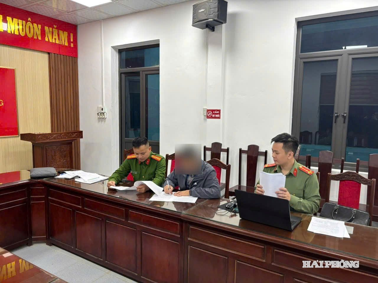 Cán bộ Phòng An ninh mạng và phòng chống tội phạm sử dụng công nghệ cao (Công an thành phố) làm việc với trường hợp đăng tải bình luận xuyên tạc.