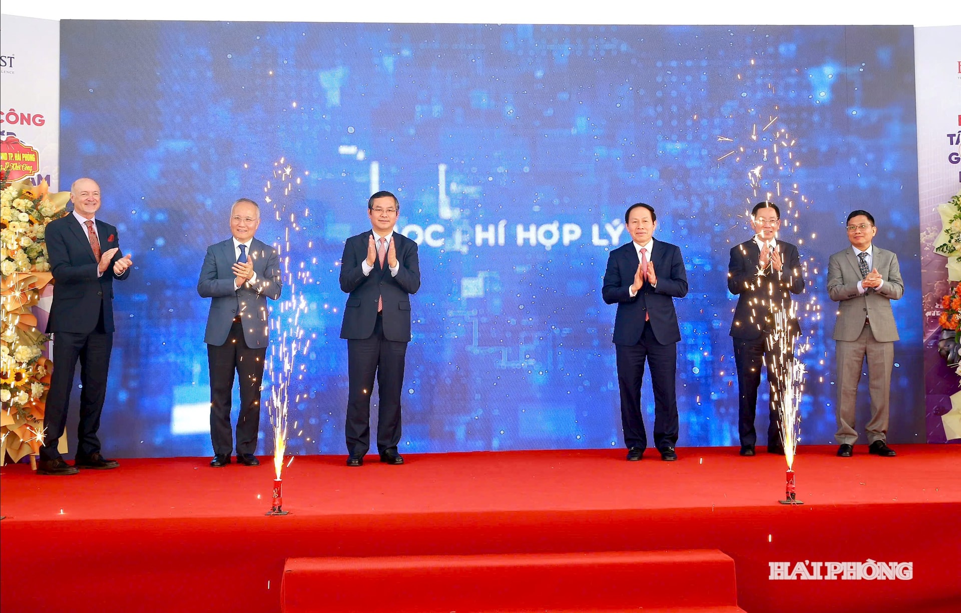 Các đại biểu khởi công và ra mắt