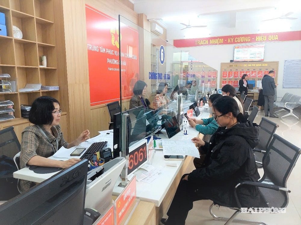 Công dân đến thực hiện thủ tục hành chính tại Trung tâm phục vụ hành chính công phường An Hải