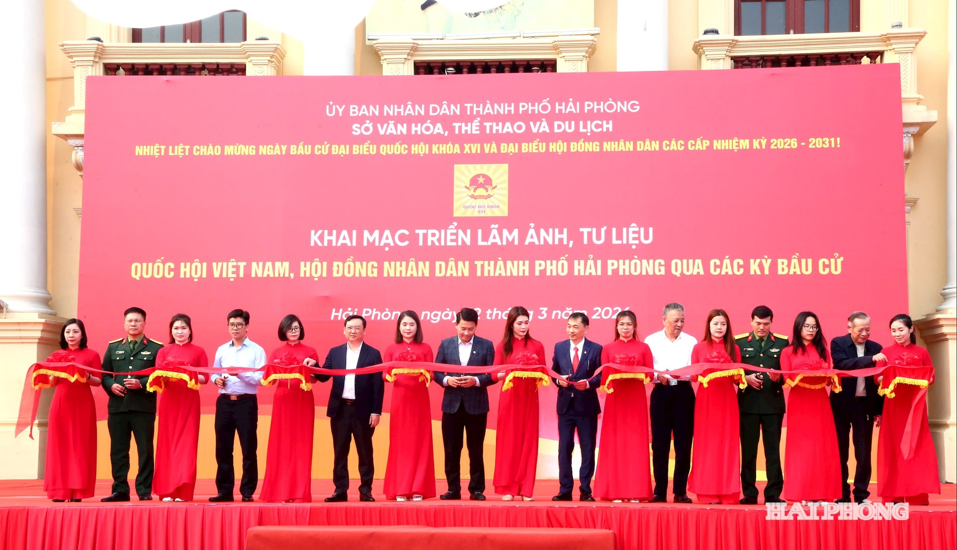 Các đồng chí lãnh đạo Sở Văn hóa Thể thao và Du lịch cùng các Ban Ngành cắt băng khai mạc Triển lãm ảnh Tư liệu.