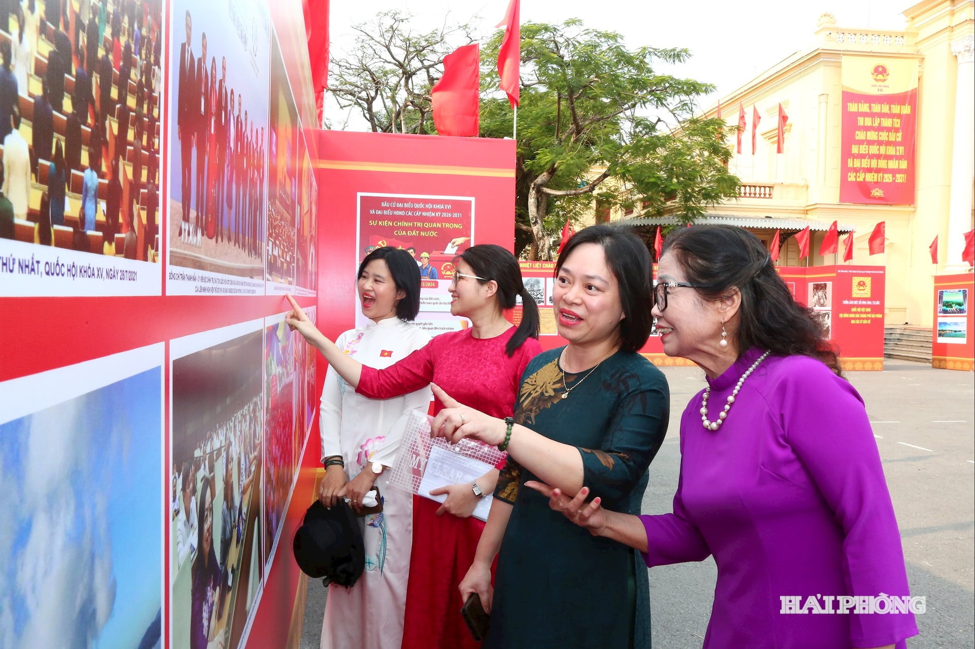 Đông đảo Cựu chiến binh, học sinh và người dân tới xem triển lãm