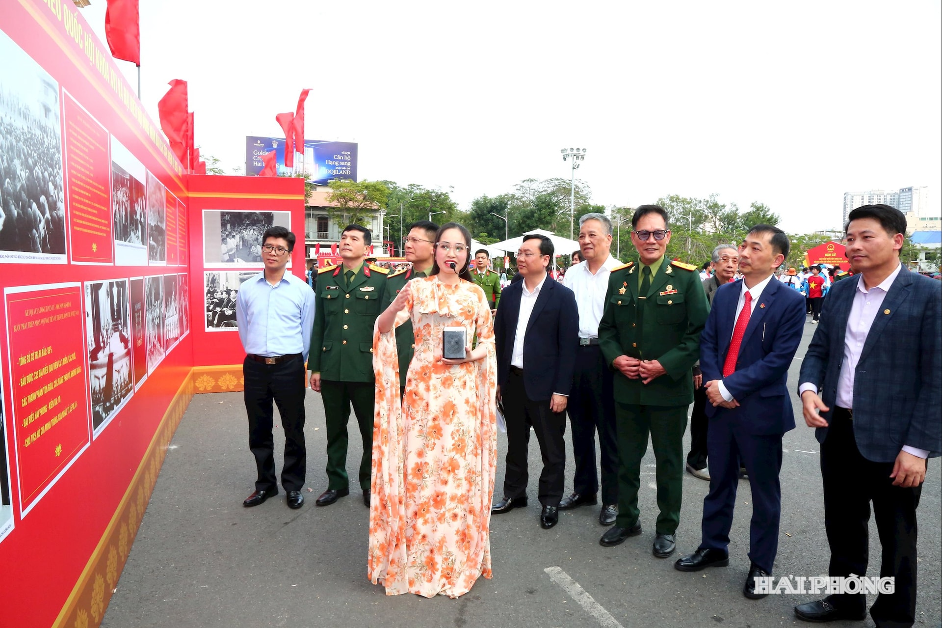 Các đồng chí lãnh đạo Sở Văn hóa Thể thao và Du lịch cùng các Ban Ngành xem Triển lãm ảnh Tư liệu.