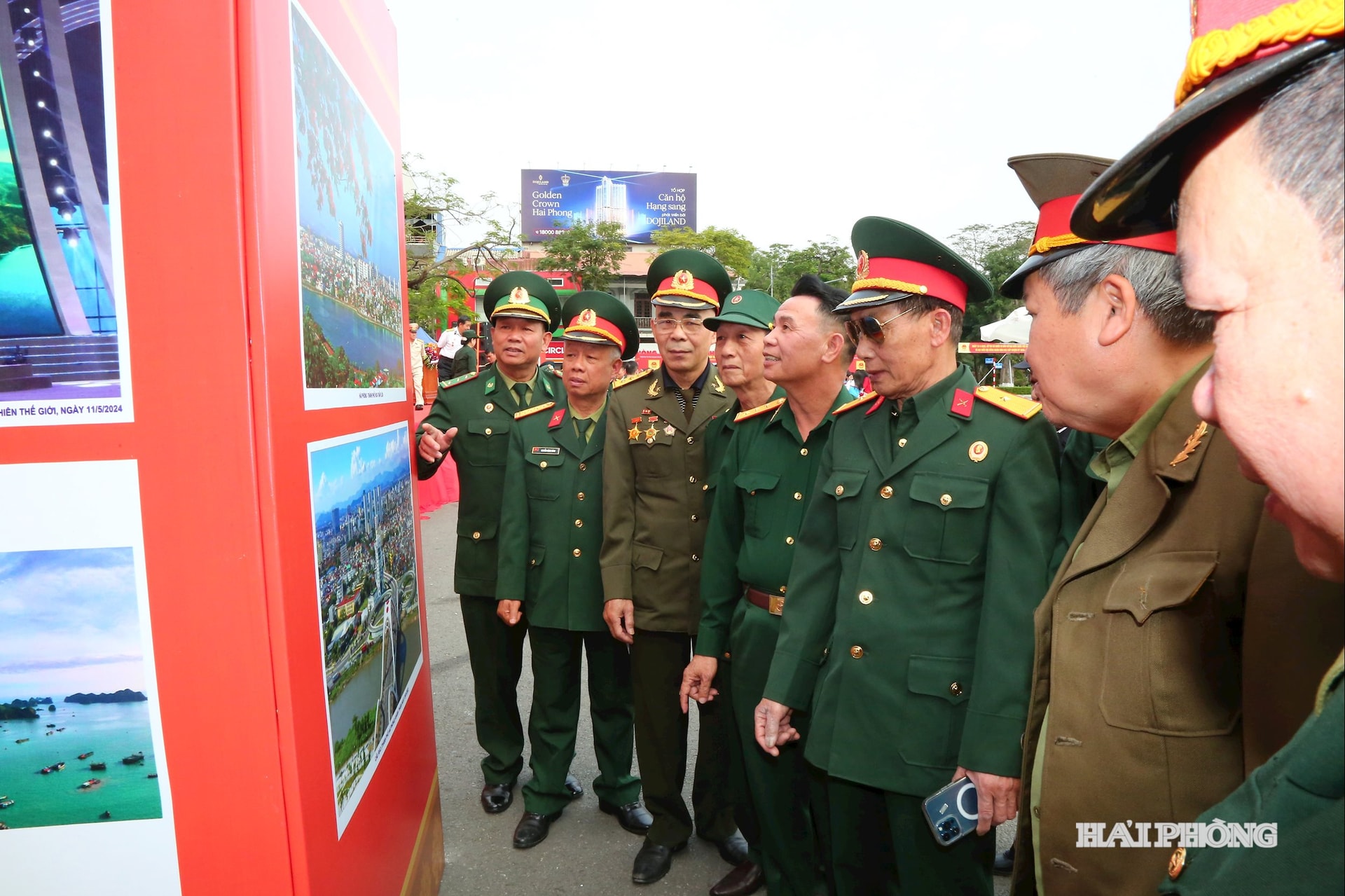Đông đảo Cựu chiến binh, học sinh và người dân tới xem triển lãm